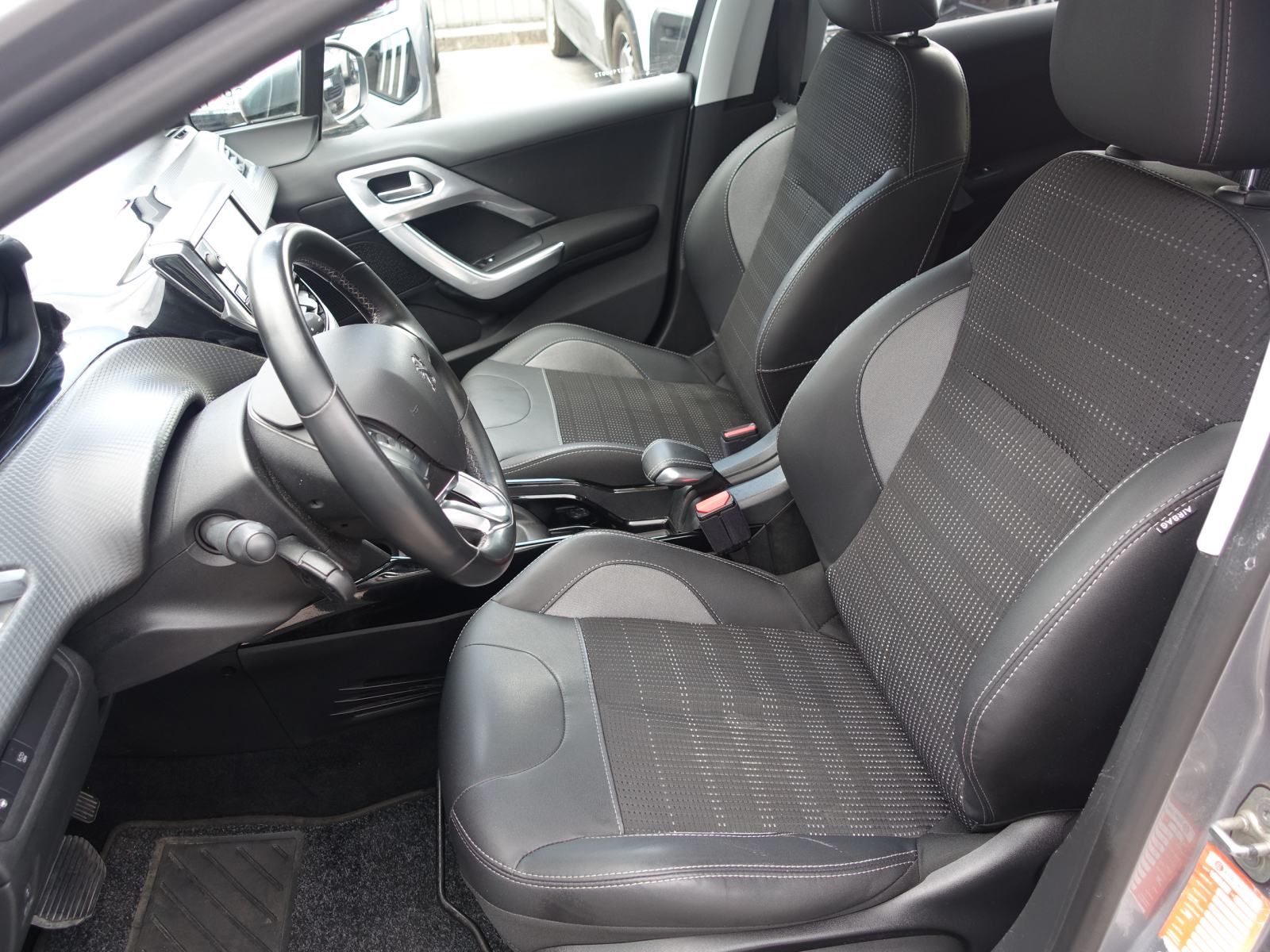 Peugeot 2008 Allure 1,5 HDI 120 EAT6 Automatik /JAMSTVO + REGISTRACIJA, fotografija 9