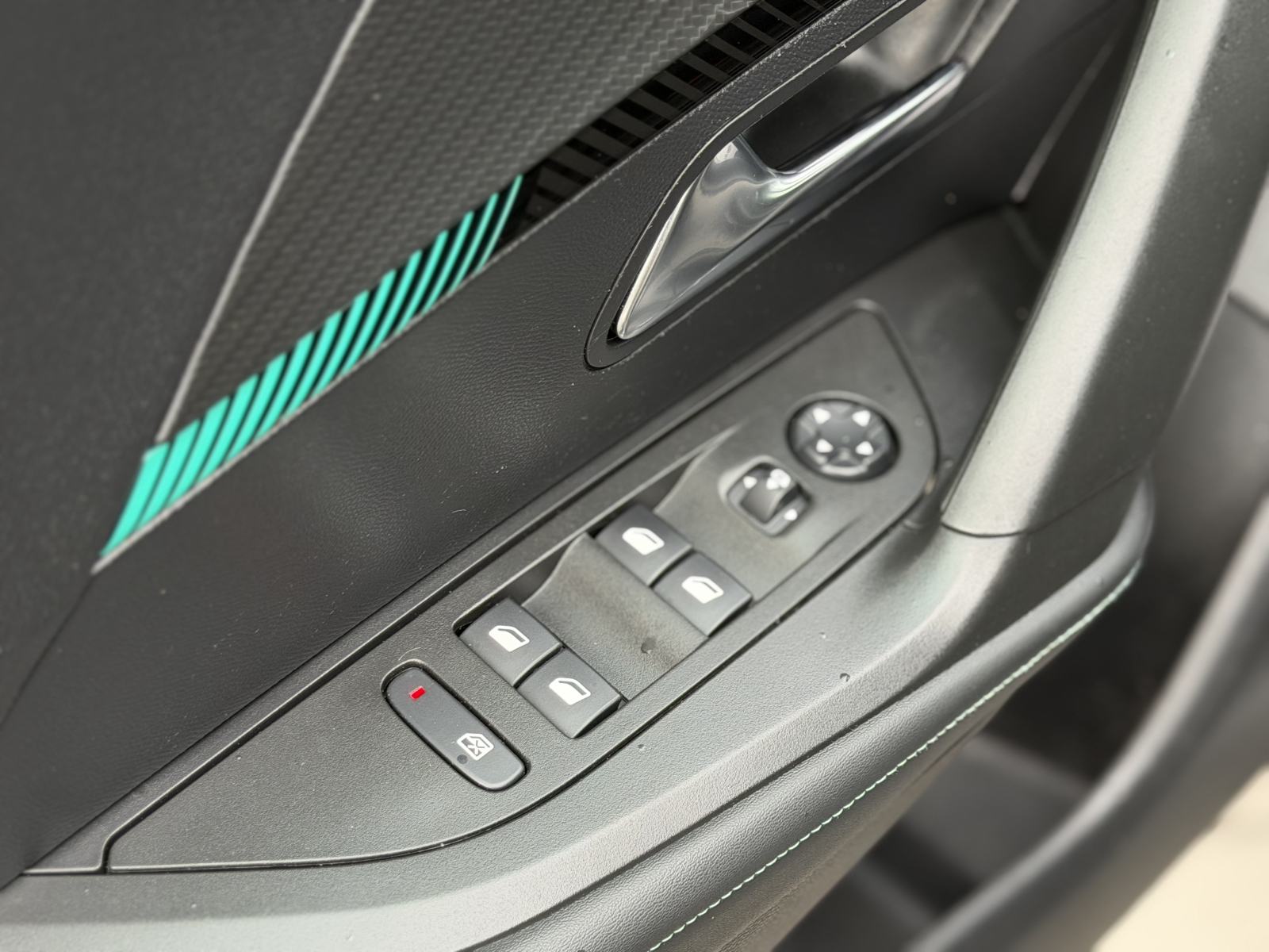 Peugeot 2008 1,5 BlueHDI~Automatik~Navi~Virtual~Led~Kamera~Servisna~, fotografija 17