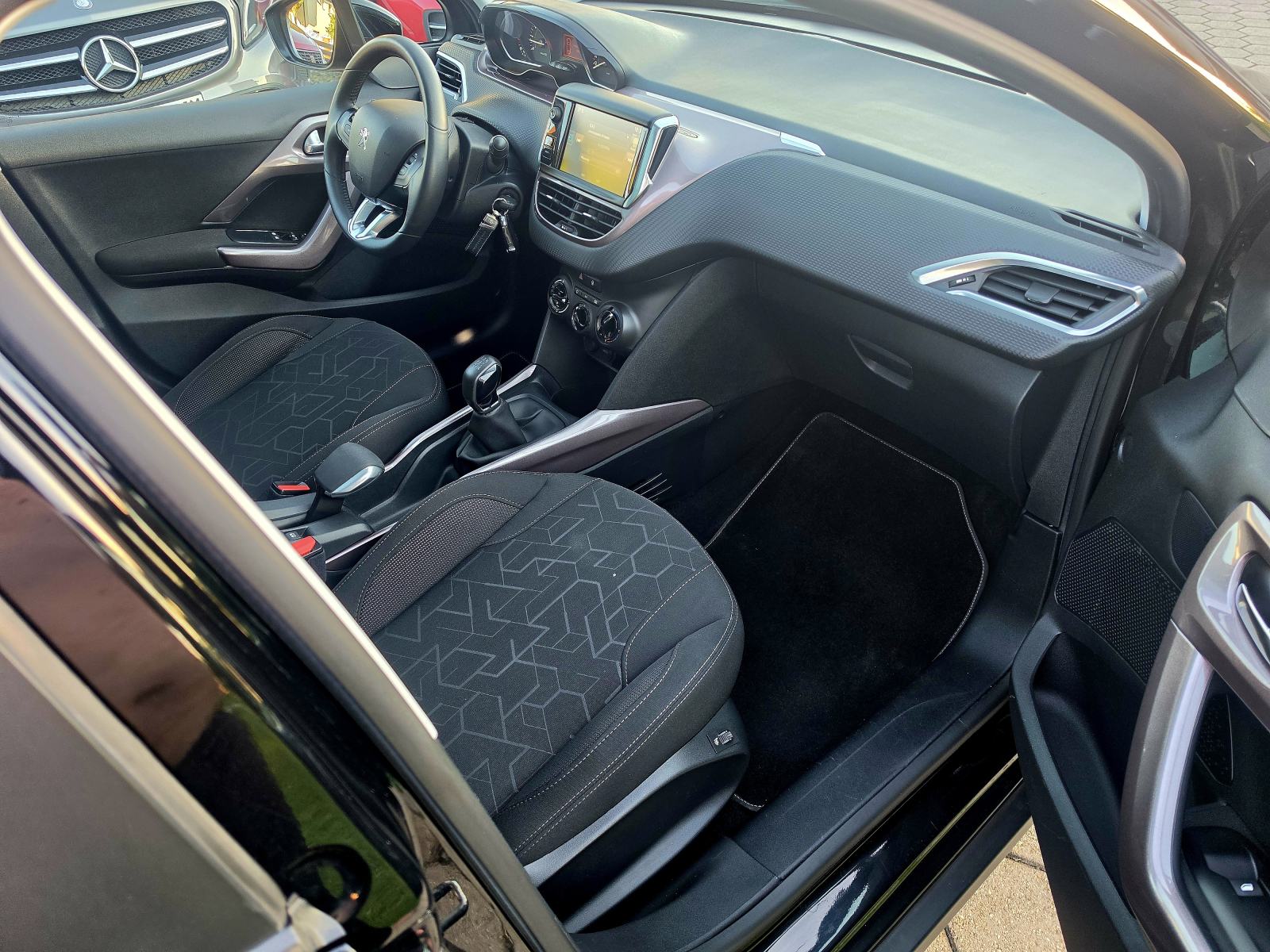 Peugeot 2008 1,6 BENZIN,,SERVISNA,ODLIČAN,,114292KM, fotografija 15