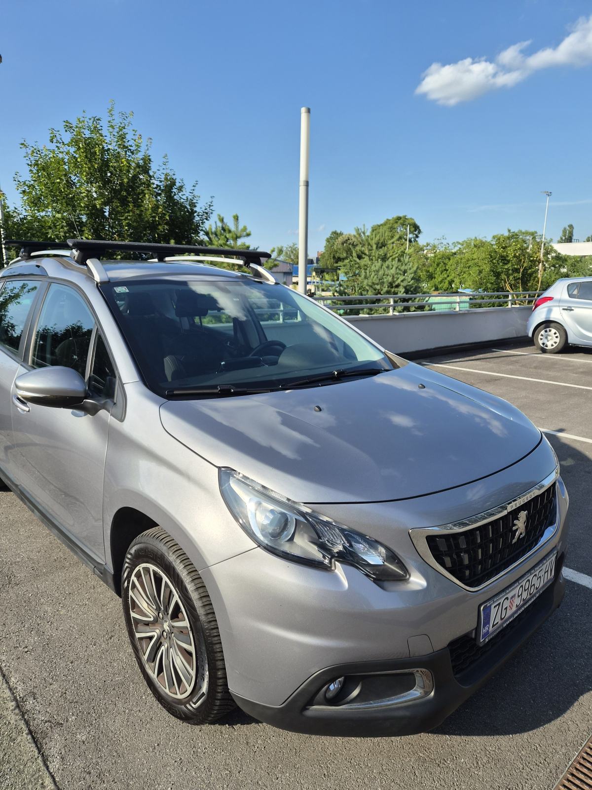 Peugeot 2008 1.6 BlueHDi (2018), 69.500 km, izuzetno očuvan, garažiran, pogled izvana - slika 3