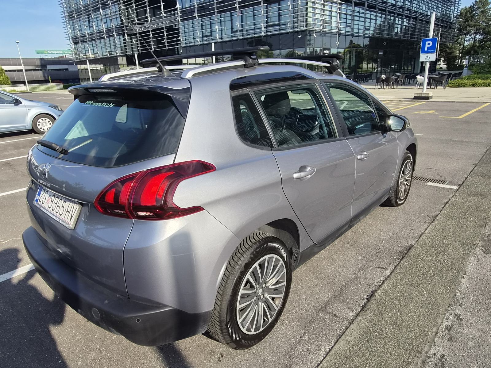 Peugeot 2008 1.6 BlueHDi (2018), 69.500 km, izuzetno očuvan, garažiran, pogled izvana - slika 5