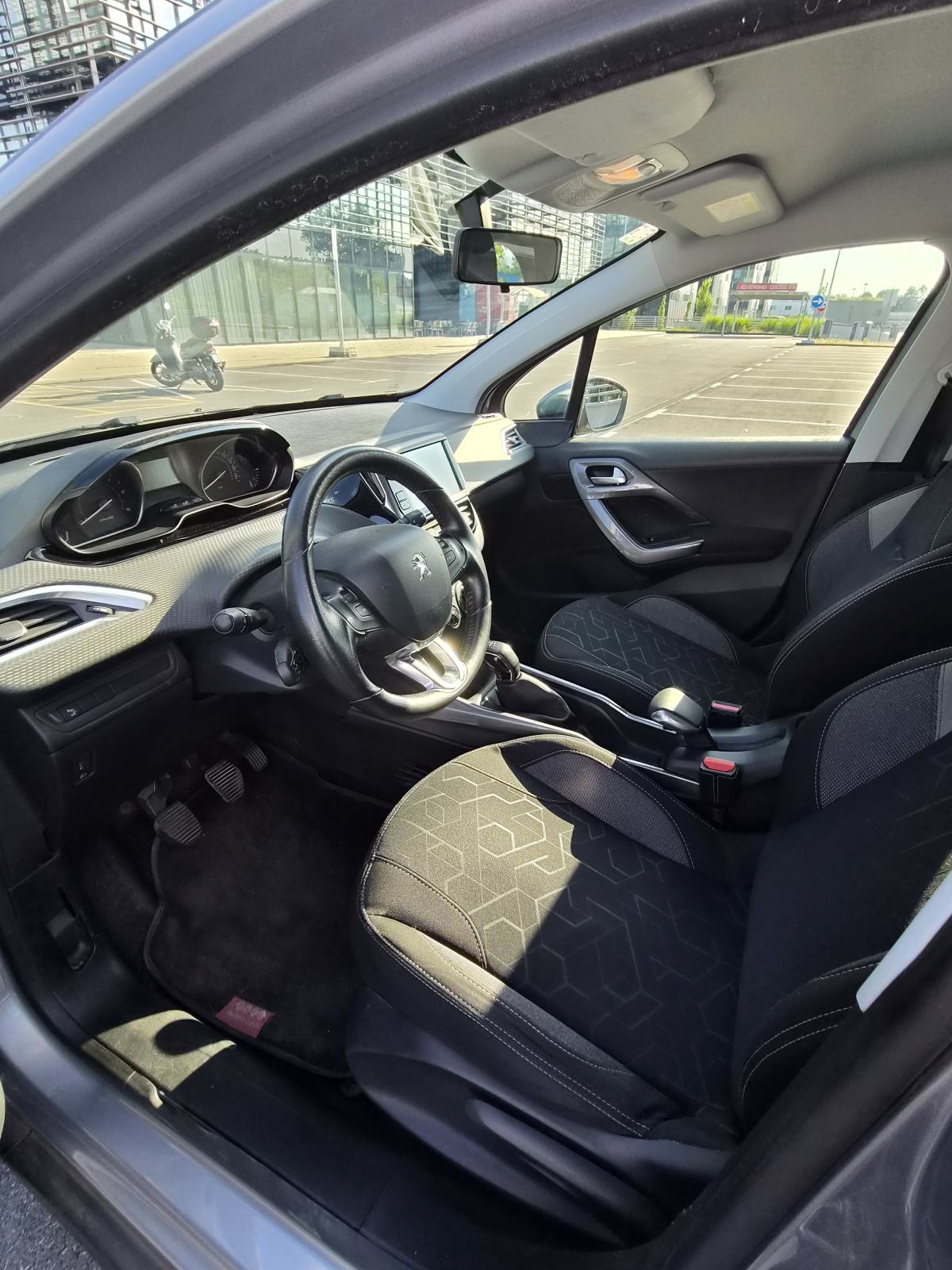 Peugeot 2008 1.6 BlueHDi (2018), 69.500 km, izuzetno očuvan, garažiran, fotografija 14