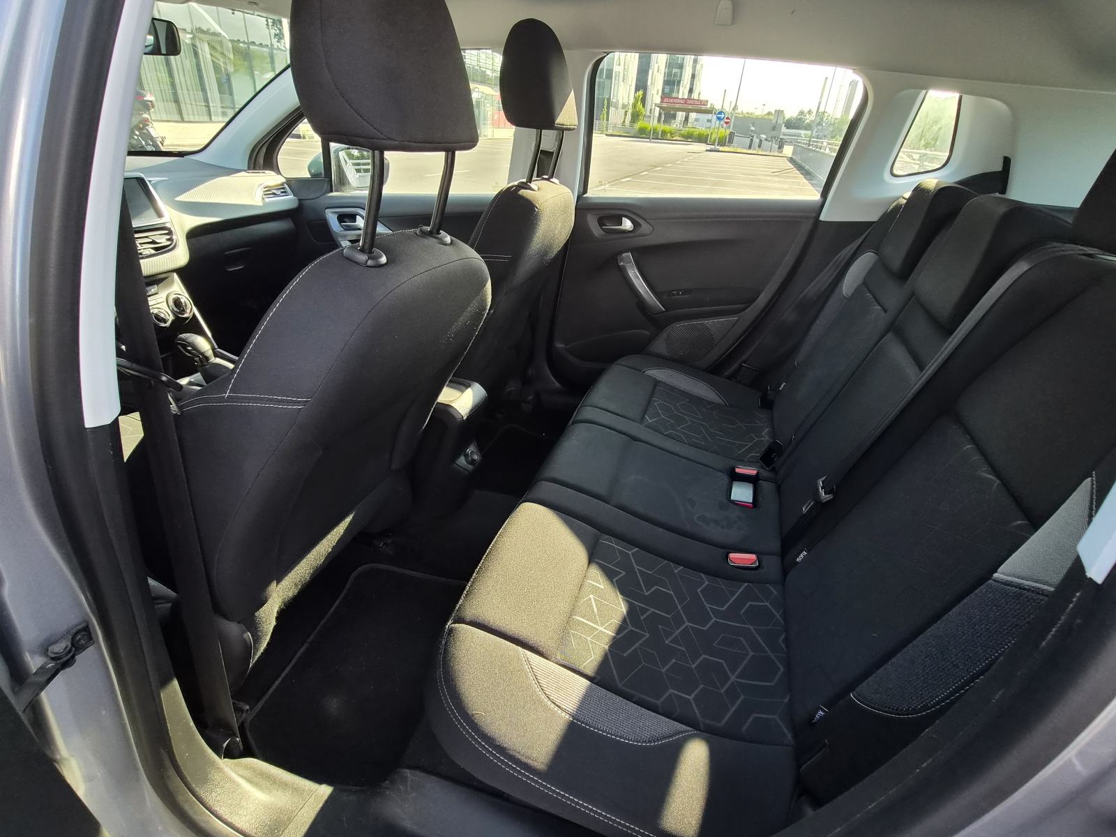 Peugeot 2008 1.6 BlueHDi (2018), 69.500 km, izuzetno očuvan, garažiran, fotografija 15