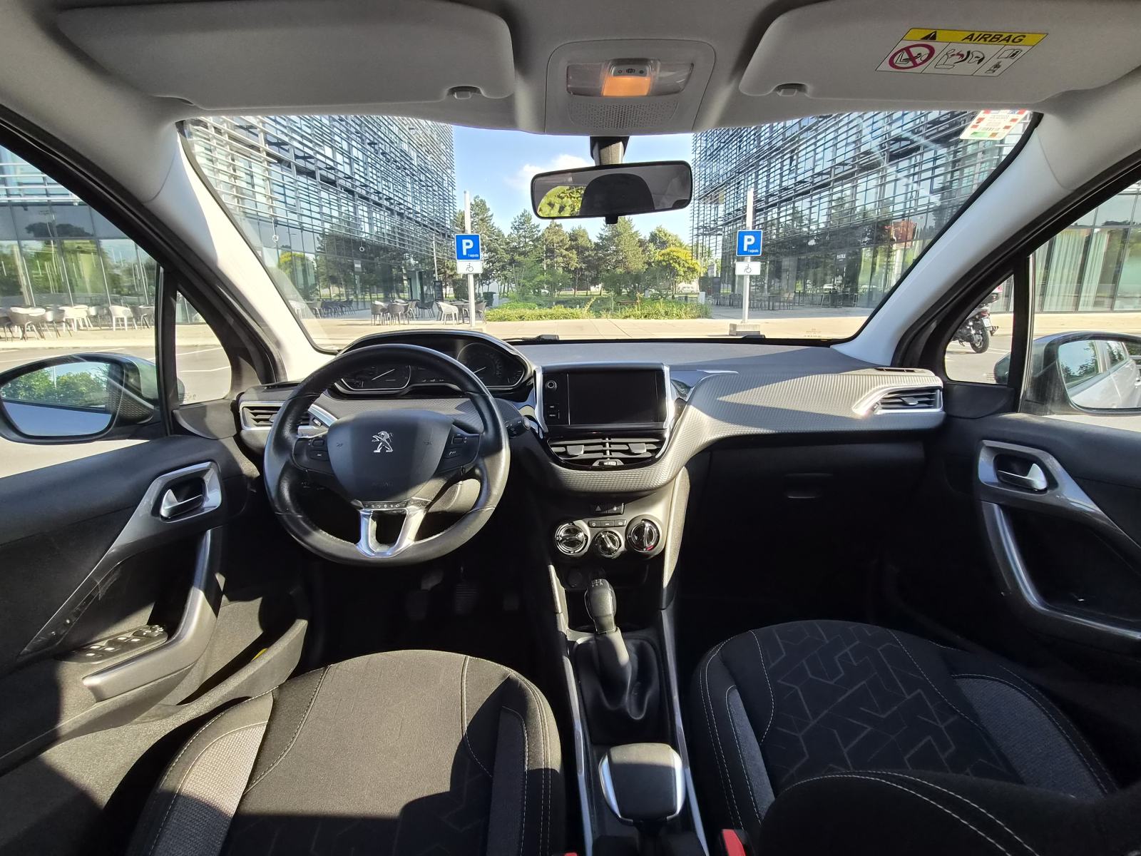 Peugeot 2008 1.6 BlueHDi (2018), 69.500 km, izuzetno očuvan, garažiran, fotografija 16