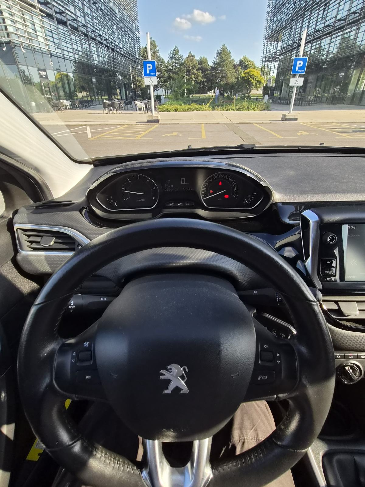 Peugeot 2008 1.6 BlueHDi (2018), 69.500 km, izuzetno očuvan, garažiran, fotografija 17