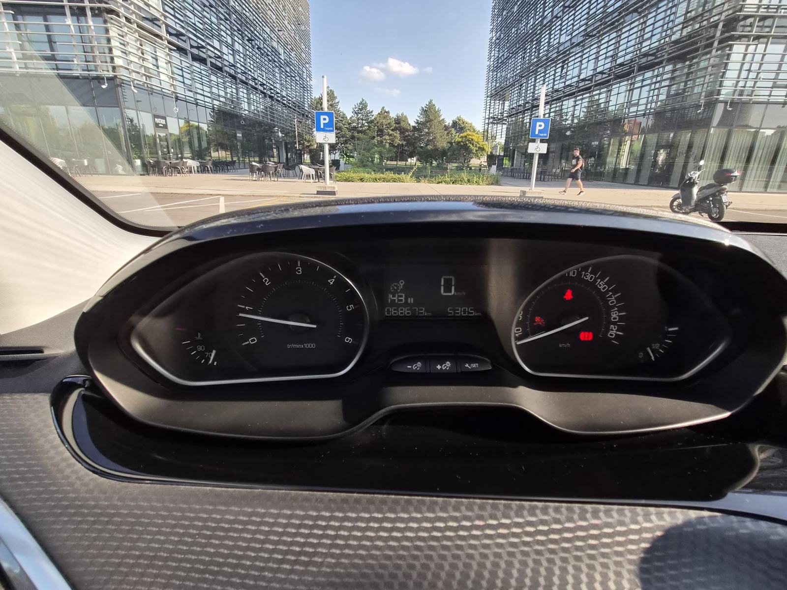 Peugeot 2008 1.6 BlueHDi (2018), 69.500 km, izuzetno očuvan, garažiran, fotografija 18