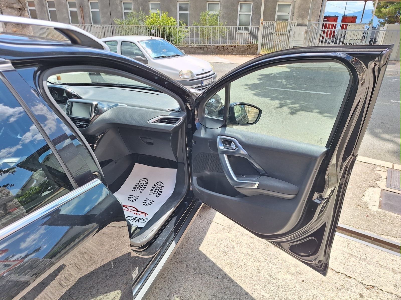 Peugeot 2008 1,6 BlueHDI ALLUR ‼️88.000 Km‼️PARKING KAMERA/NAVIGACIJA, fotografija 15