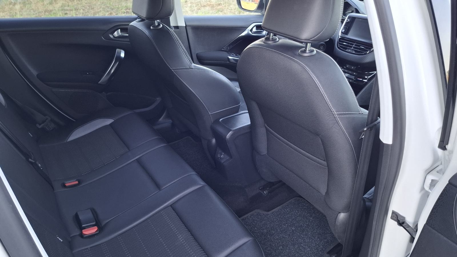 Peugeot 2008 1,6 BlueHDI ALLURE, fotografija 14