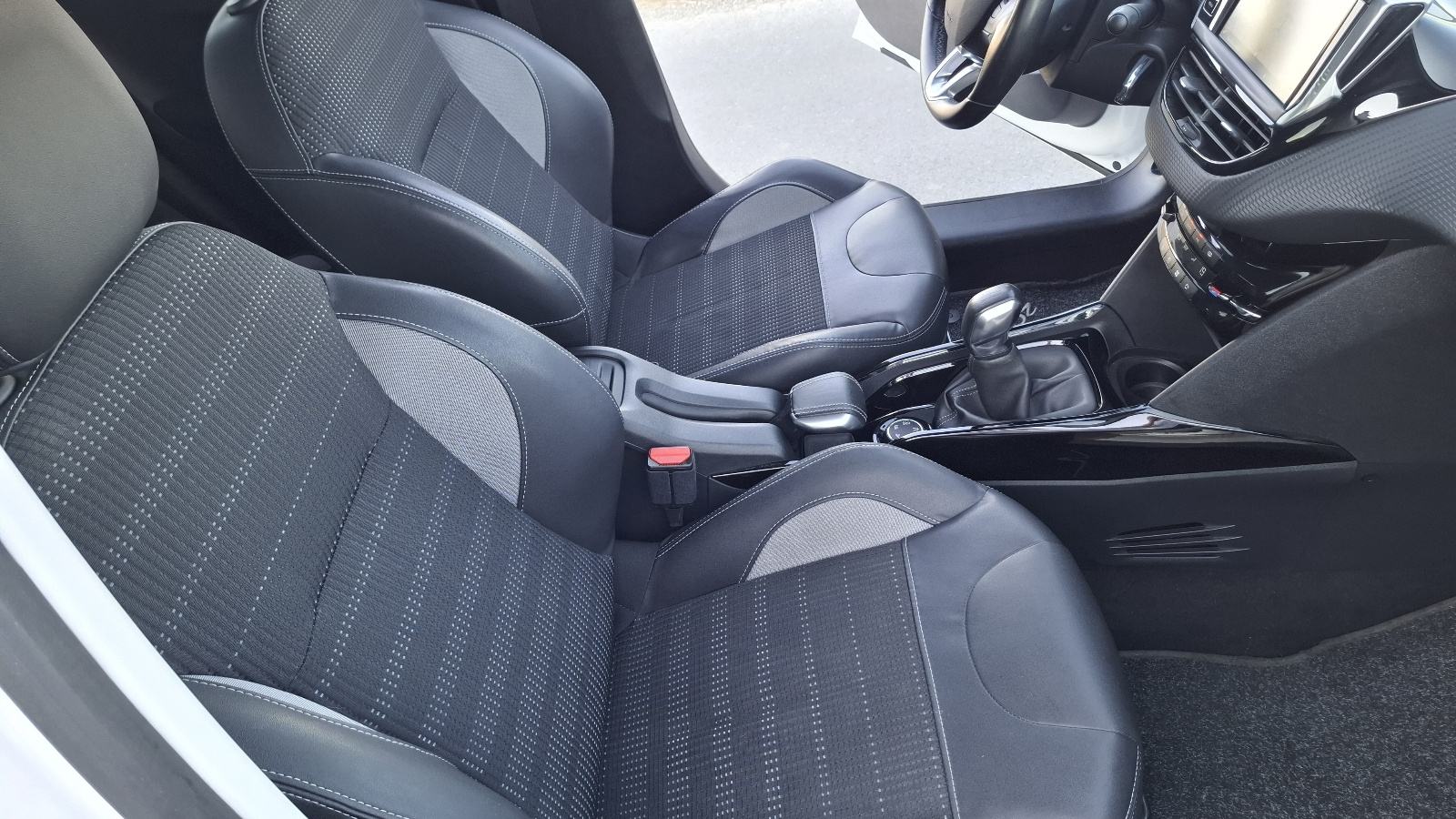 Peugeot 2008 1,6 BlueHDI ALLURE, fotografija 15
