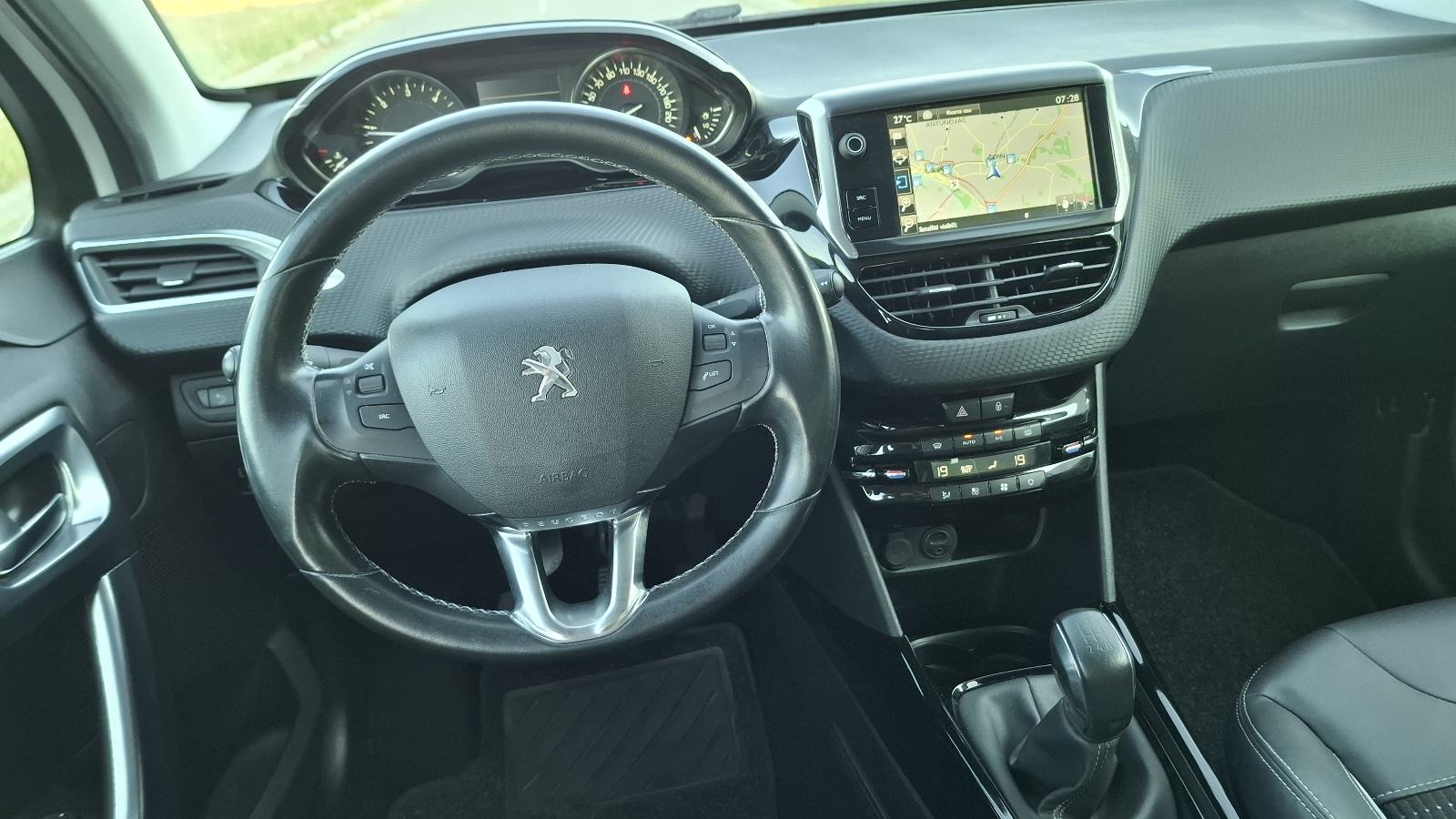 Peugeot 2008 1,6 BlueHDI ALLURE, fotografija 16