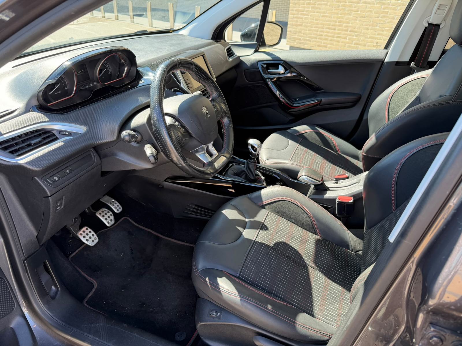 Peugeot 2008 1,6 BlueHDI - GT LINE -, fotografija 9