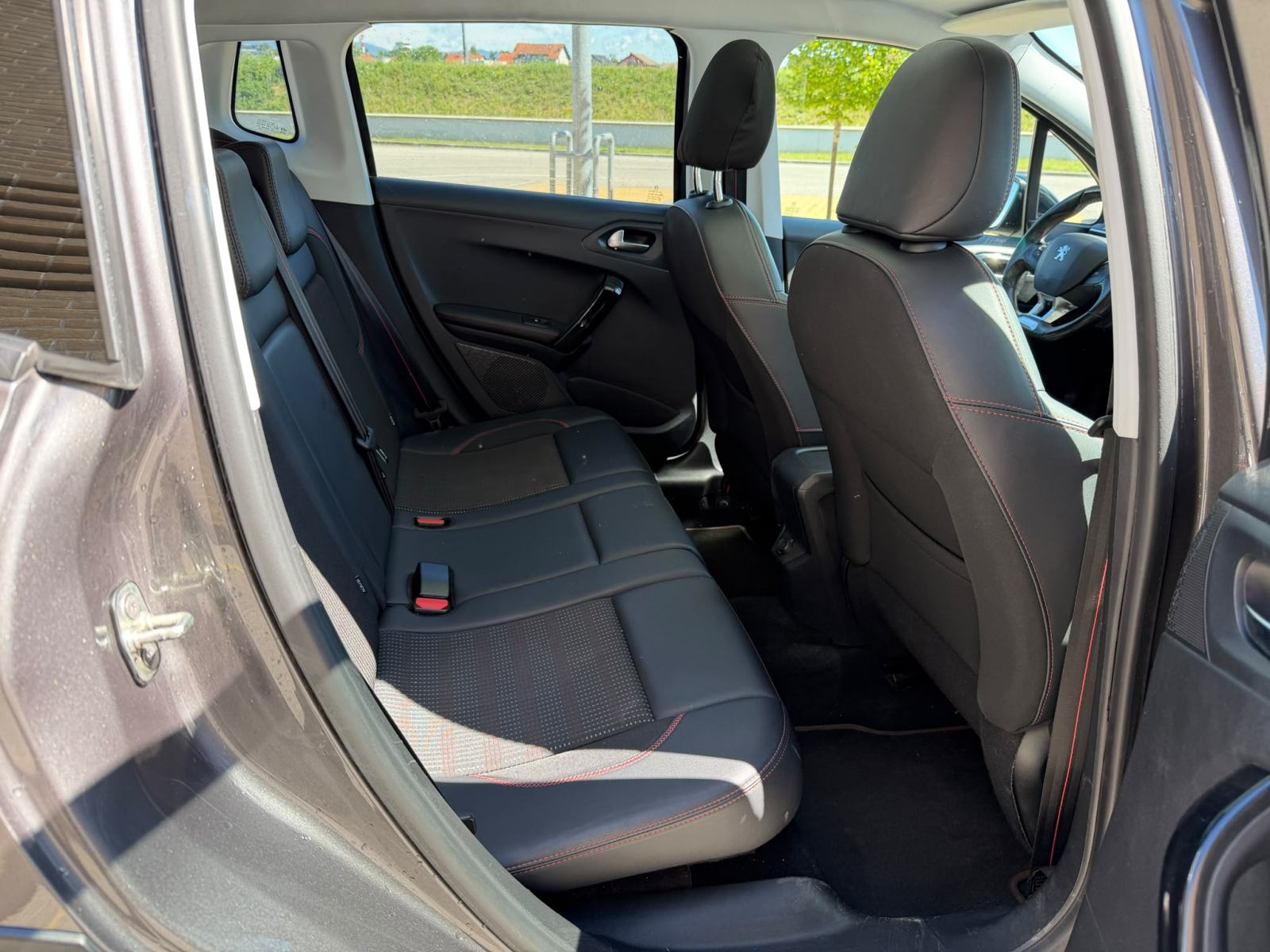 Peugeot 2008 1,6 BlueHDI - GT LINE -, fotografija 12