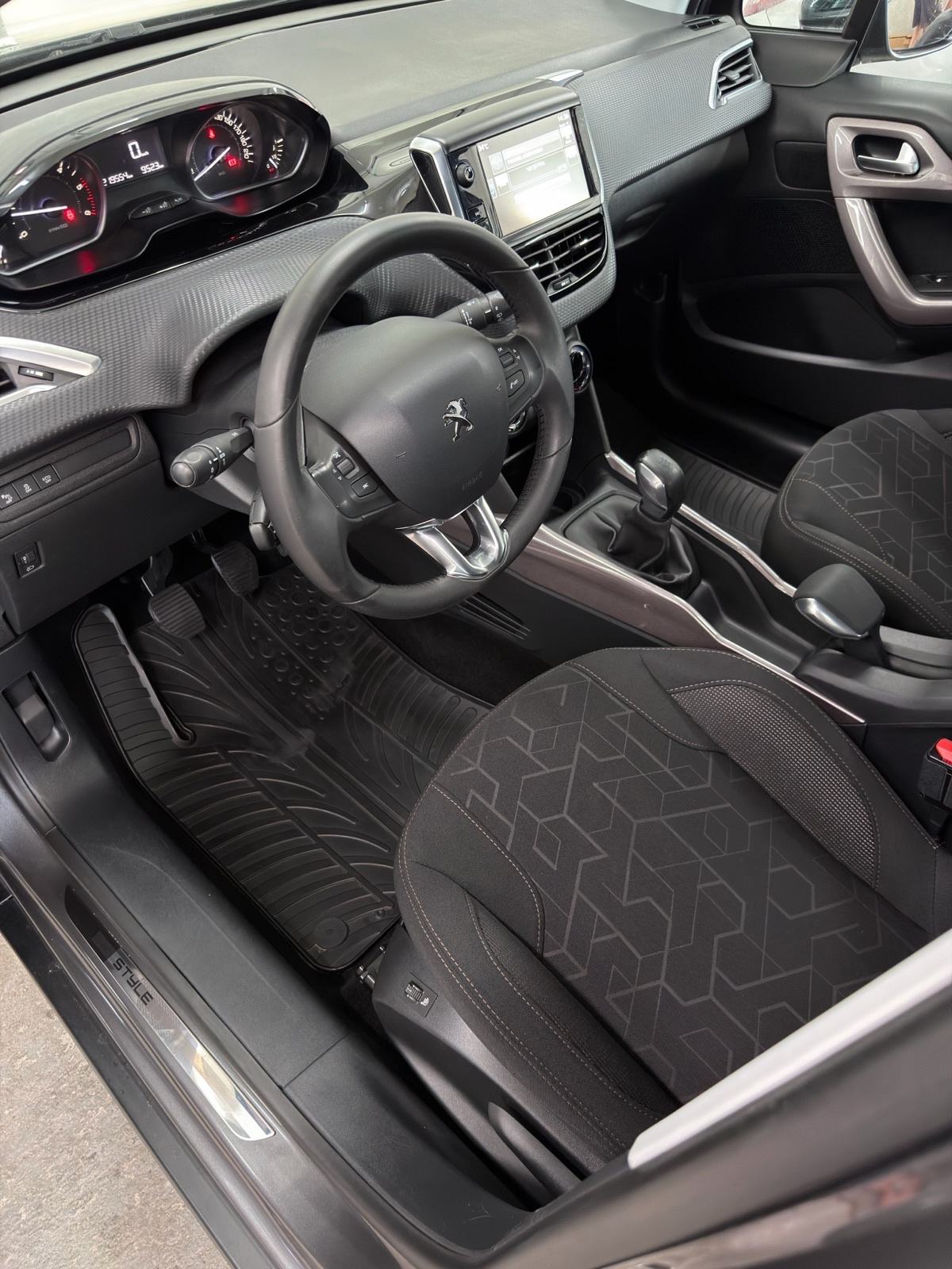 Peugeot 2008 1,6 BlueHDI | PDC | ALU | Veliki servis | TOP stanje!, fotografija 14
