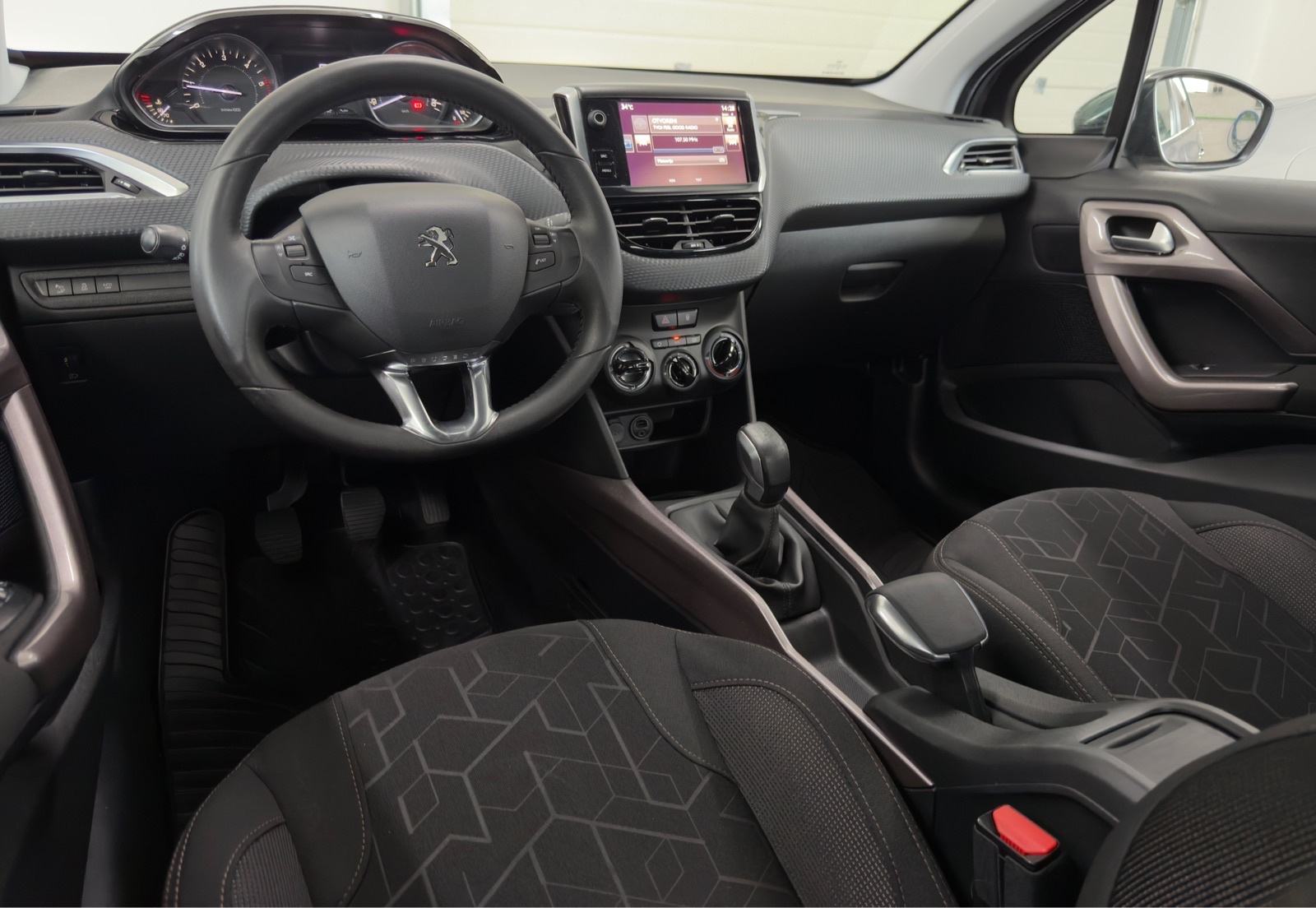 Peugeot 2008 1,6 BlueHDI | PDC | ALU | Veliki servis | TOP stanje!, fotografija 9