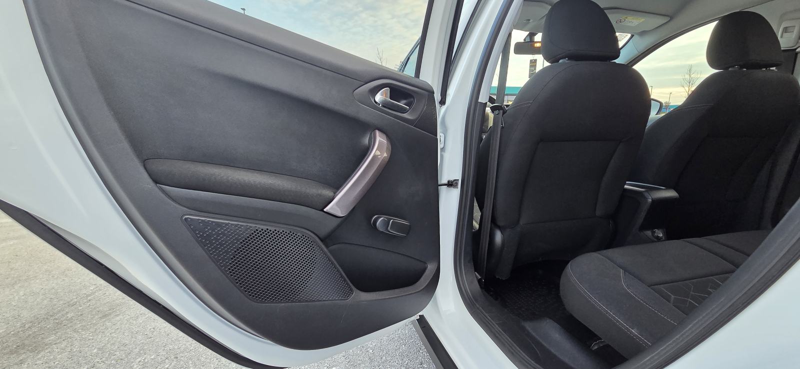 Peugeot 2008 1,6 BlueHDI, registriran godinu dana, fotografija 17