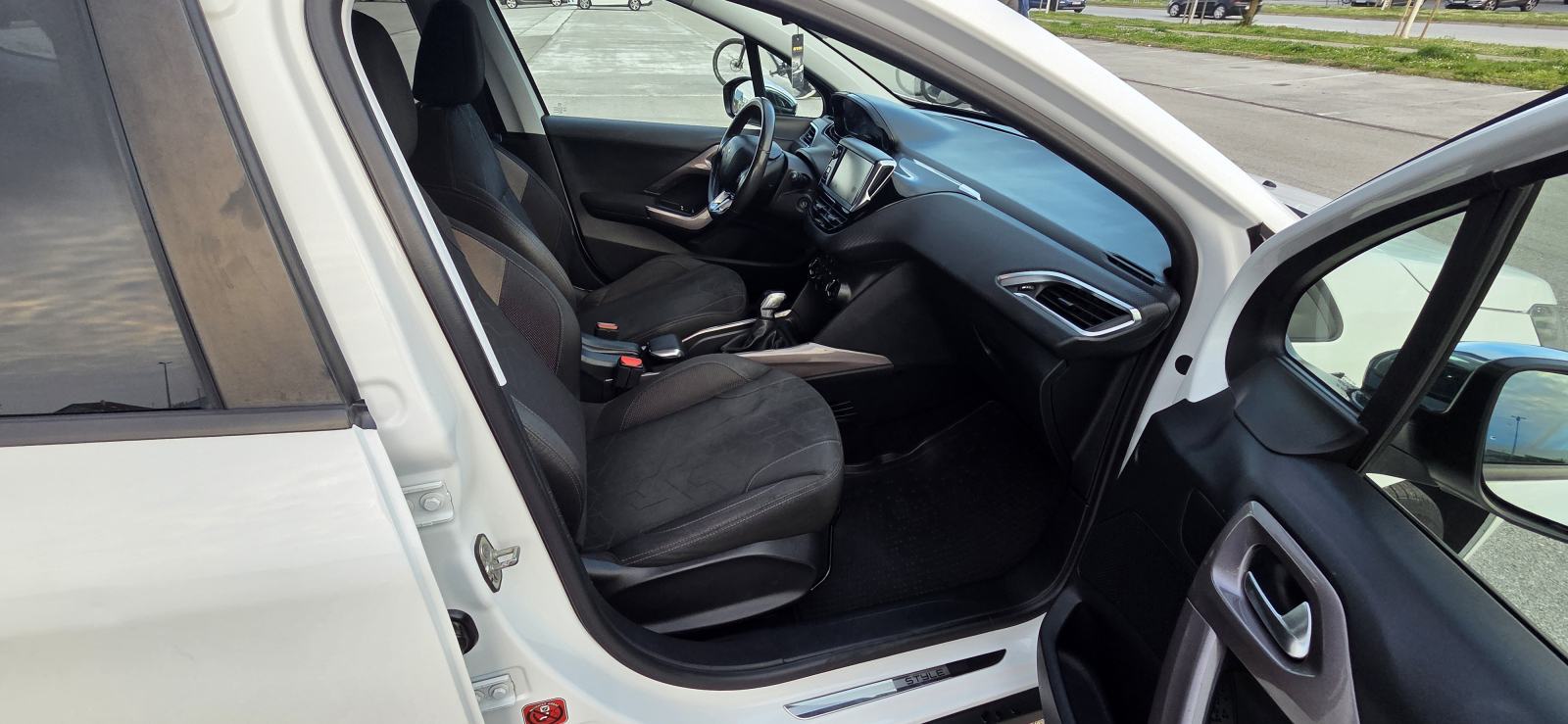 Peugeot 2008 1,6 BlueHDI, registriran godinu dana, fotografija 16