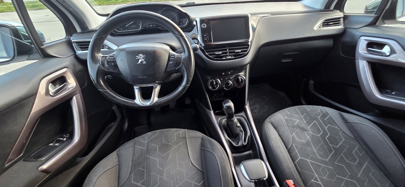 Peugeot 2008 1,6 BlueHDI, registriran godinu dana, fotografija 14