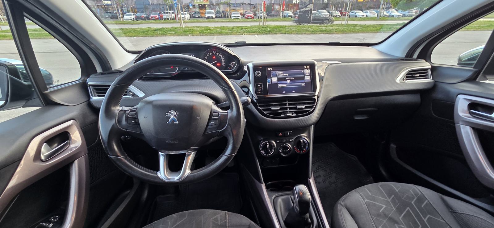 Peugeot 2008 1,6 BlueHDI, registriran godinu dana, fotografija 13