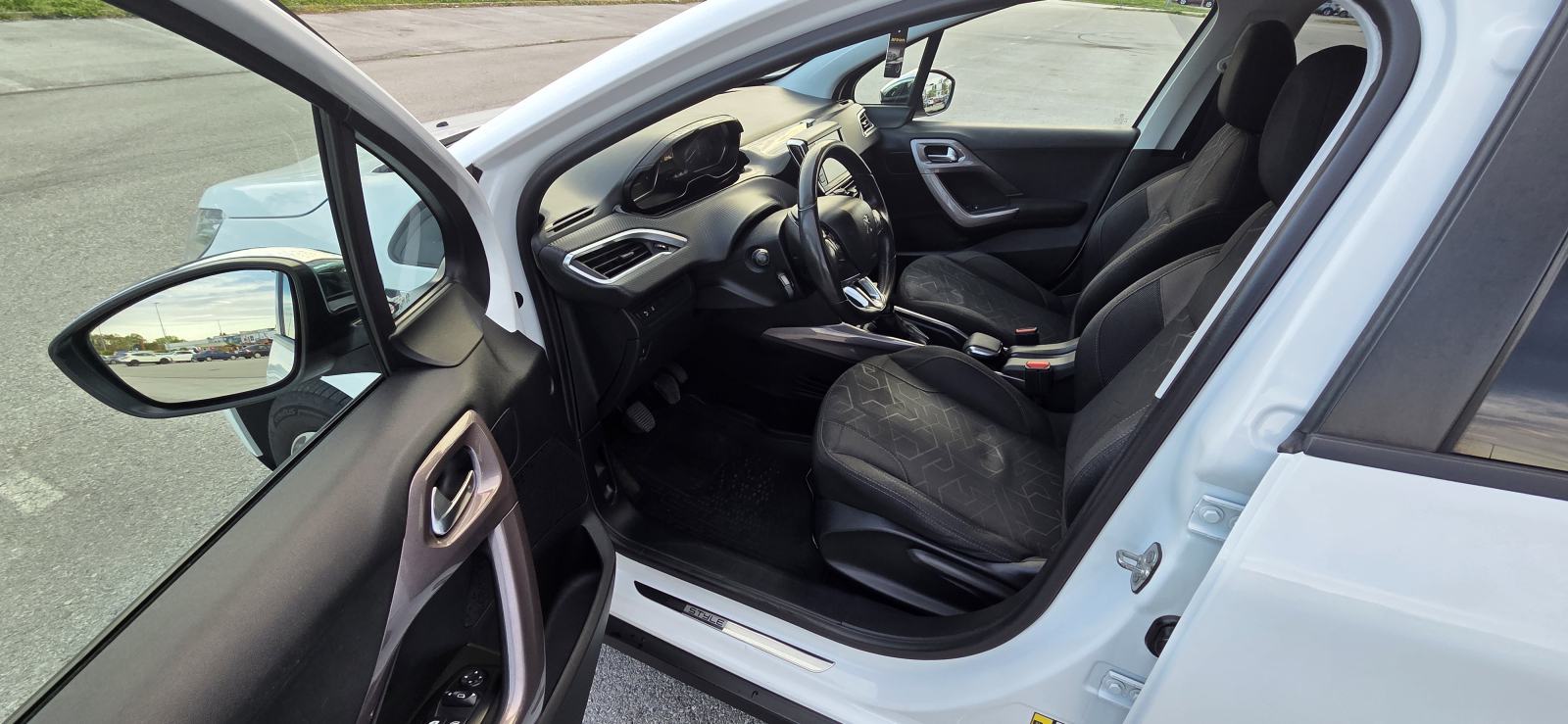 Peugeot 2008 1,6 BlueHDI, registriran godinu dana, fotografija 15