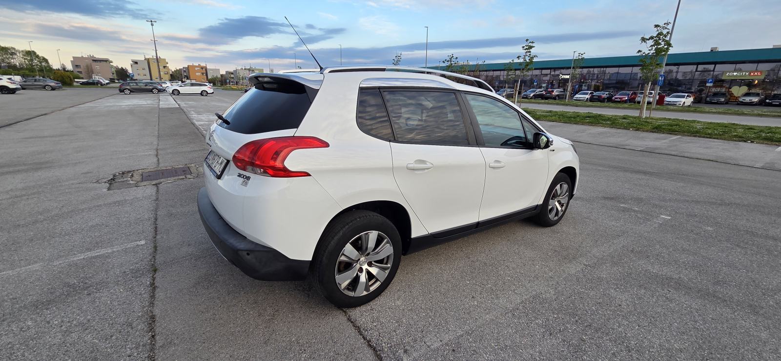 Peugeot 2008 1,6 BlueHDI, registriran godinu dana, fotografija 9