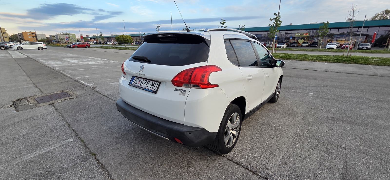 Peugeot 2008 1,6 BlueHDI, registriran godinu dana, fotografija 8