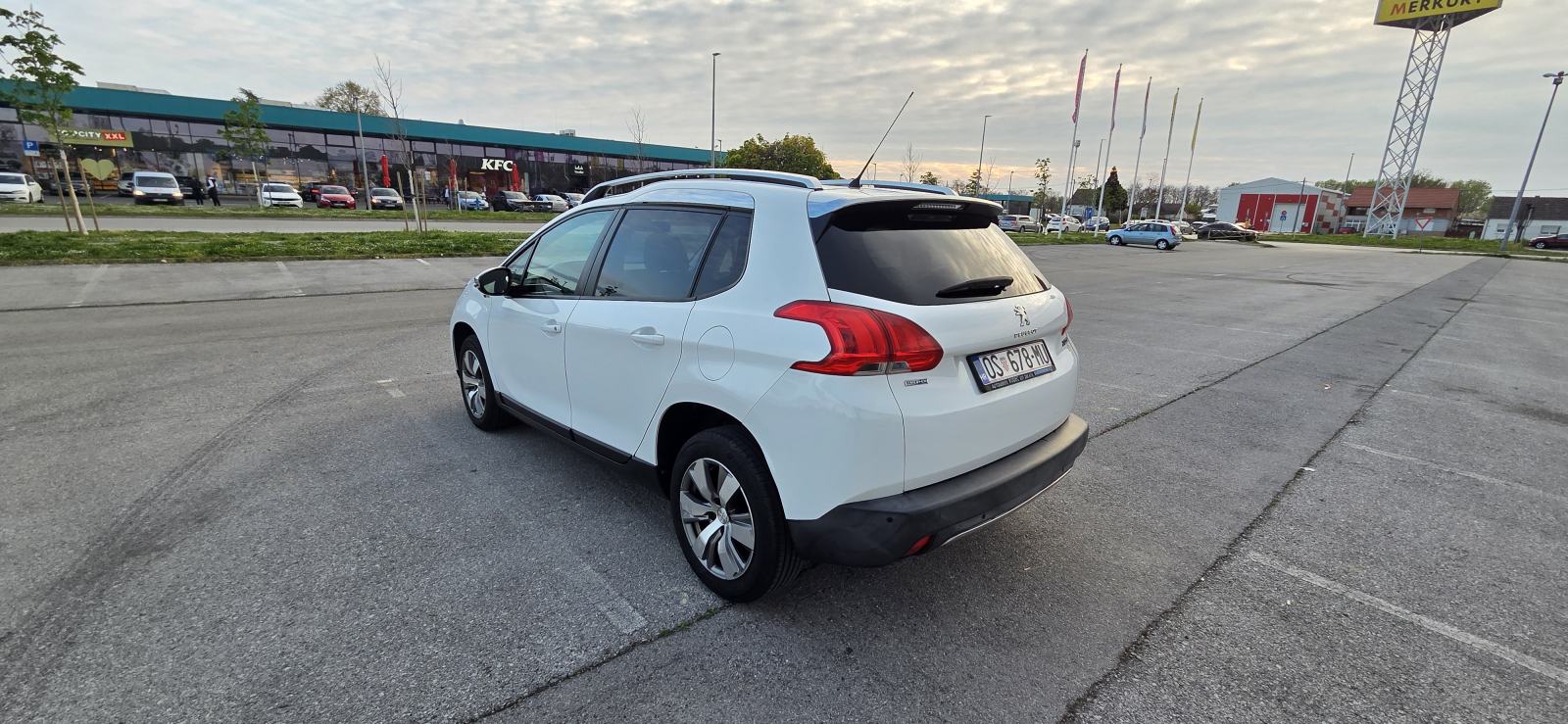 Peugeot 2008 1,6 BlueHDI, registriran godinu dana, fotografija 6