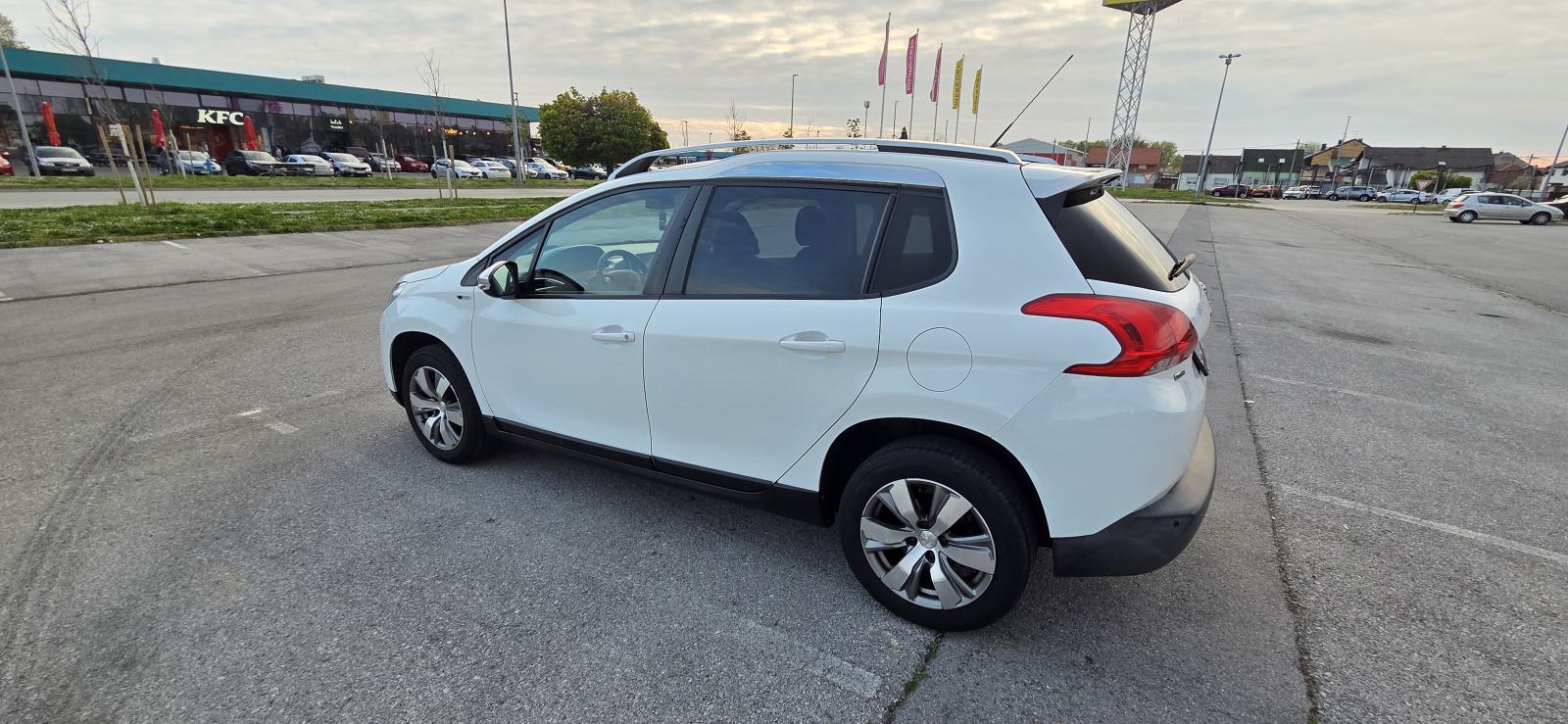 Peugeot 2008 1,6 BlueHDI, registriran godinu dana, fotografija 5