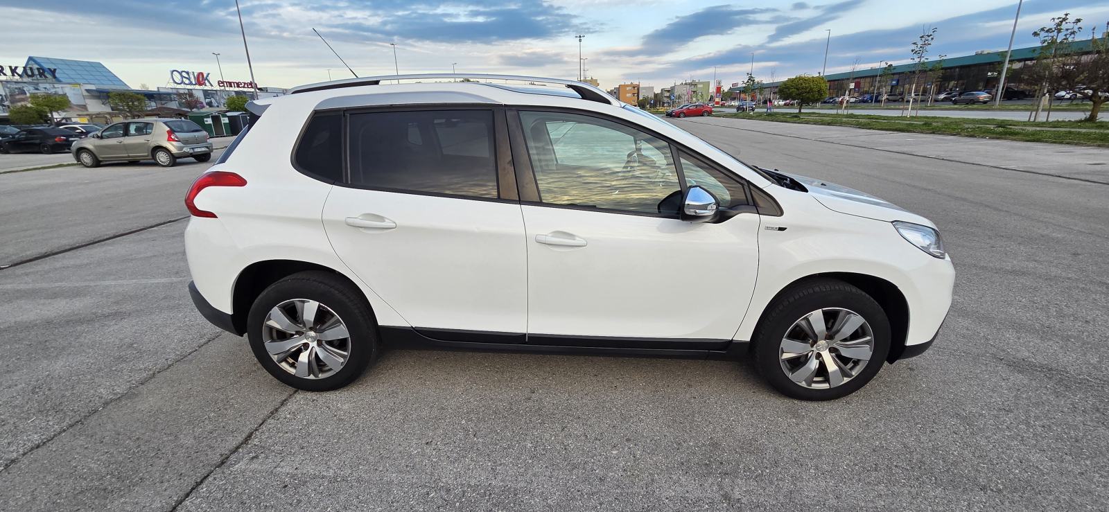 Peugeot 2008 1,6 BlueHDI, registriran godinu dana, fotografija 10