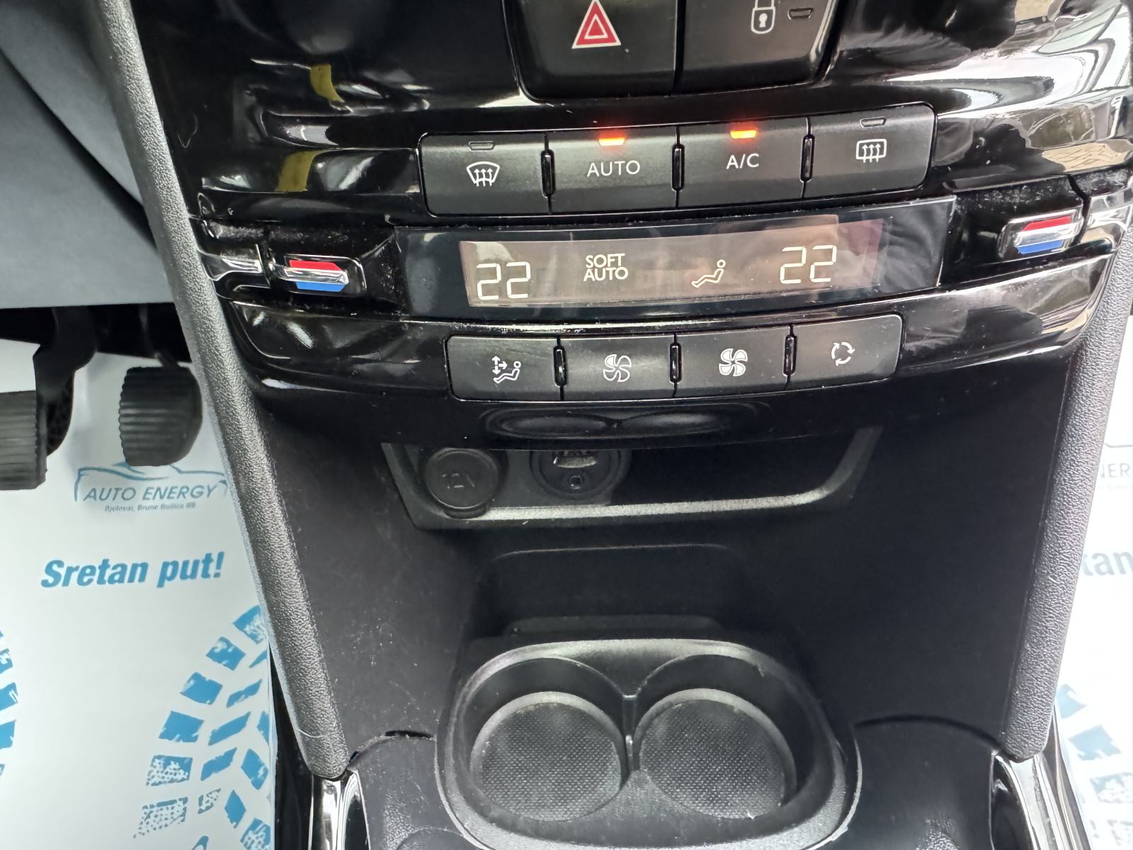 Peugeot 2008 1,6 BlueHDI ⭐ ALLURE ⭐ Panorama, Grij. sjed., fotografija 19