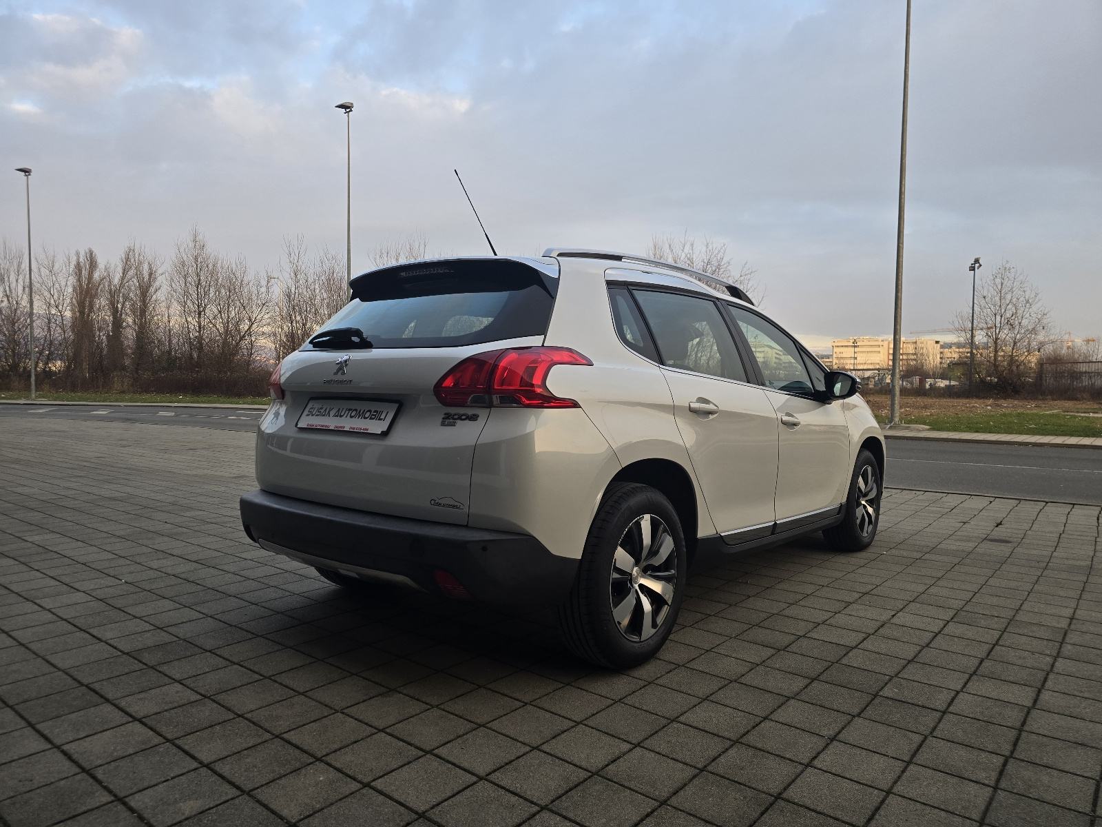 Peugeot 2008 1,6 e-HDi / ALLURE / MULTIMEDIJA / LED / ALU 16 /, fotografija 5