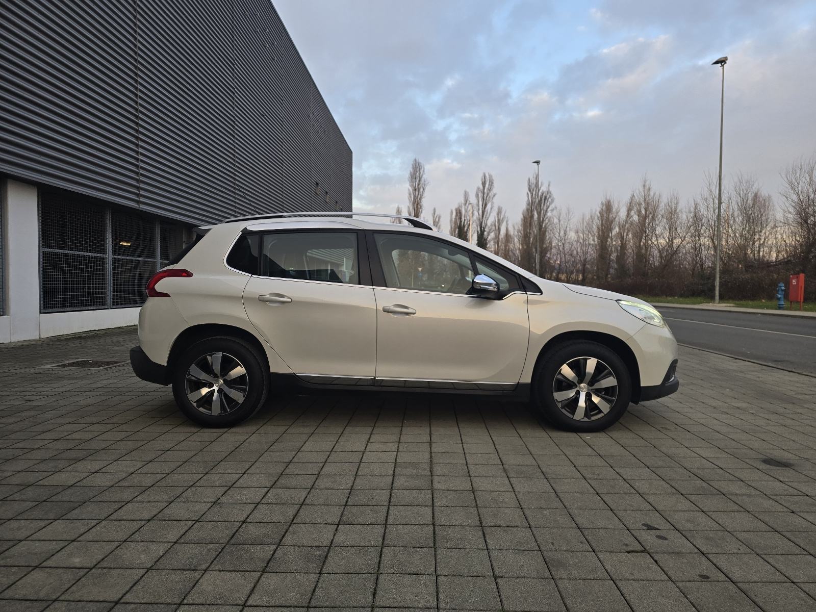 Peugeot 2008 1,6 e-HDi / ALLURE / MULTIMEDIJA / LED / ALU 16 /, fotografija 6
