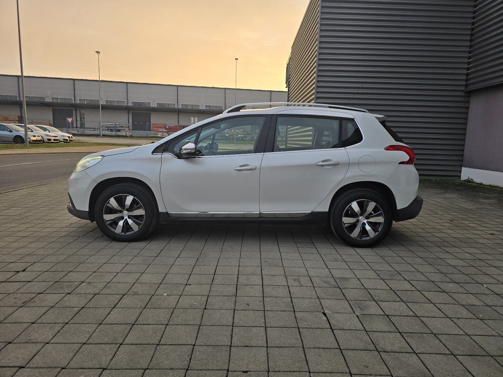 Peugeot 2008 1,6 e-HDi / ALLURE / MULTIMEDIJA / LED / ALU 16 /, fotografija 2