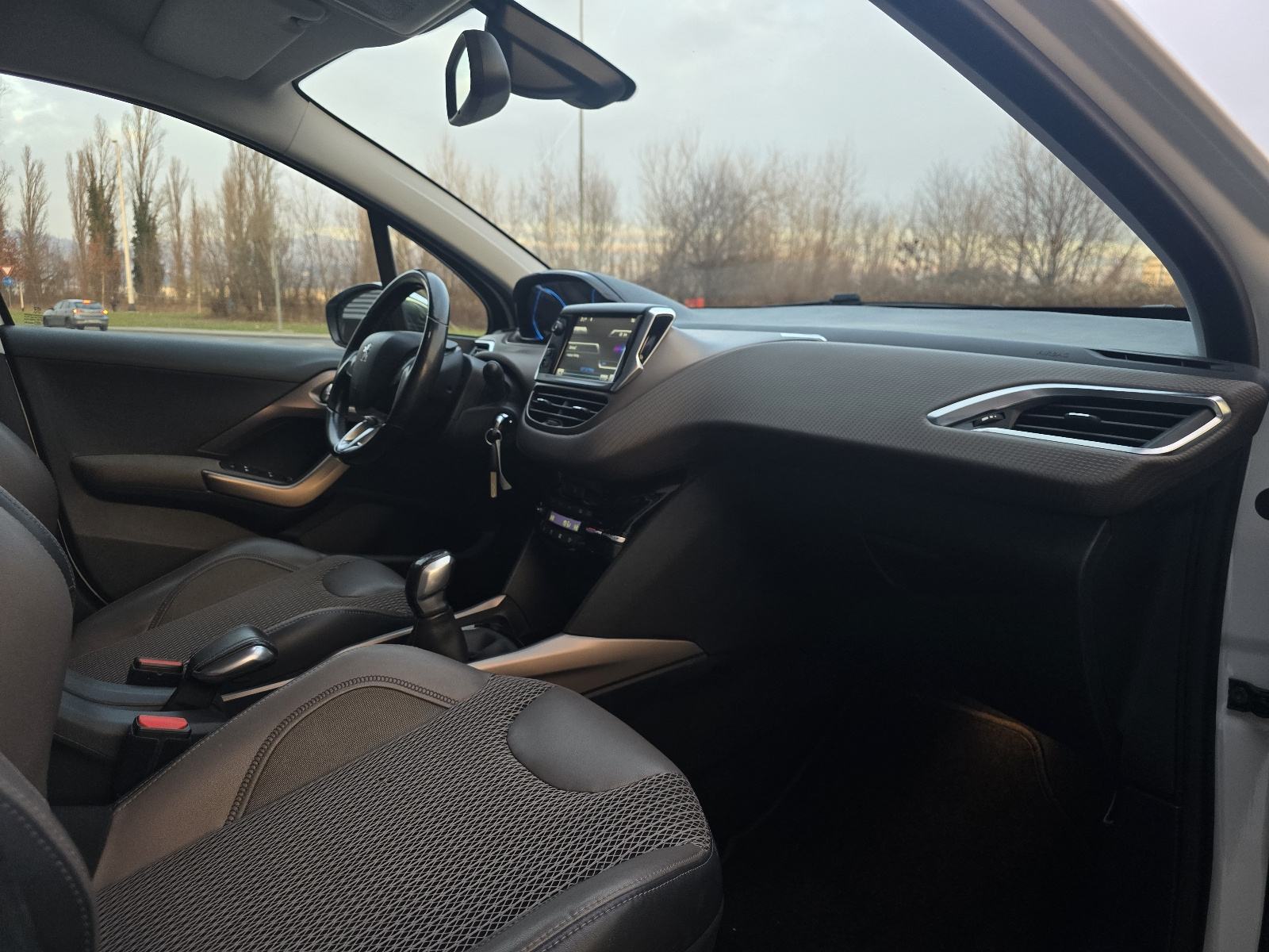 Peugeot 2008 1,6 e-HDi / ALLURE / MULTIMEDIJA / LED / ALU 16 /, fotografija 16