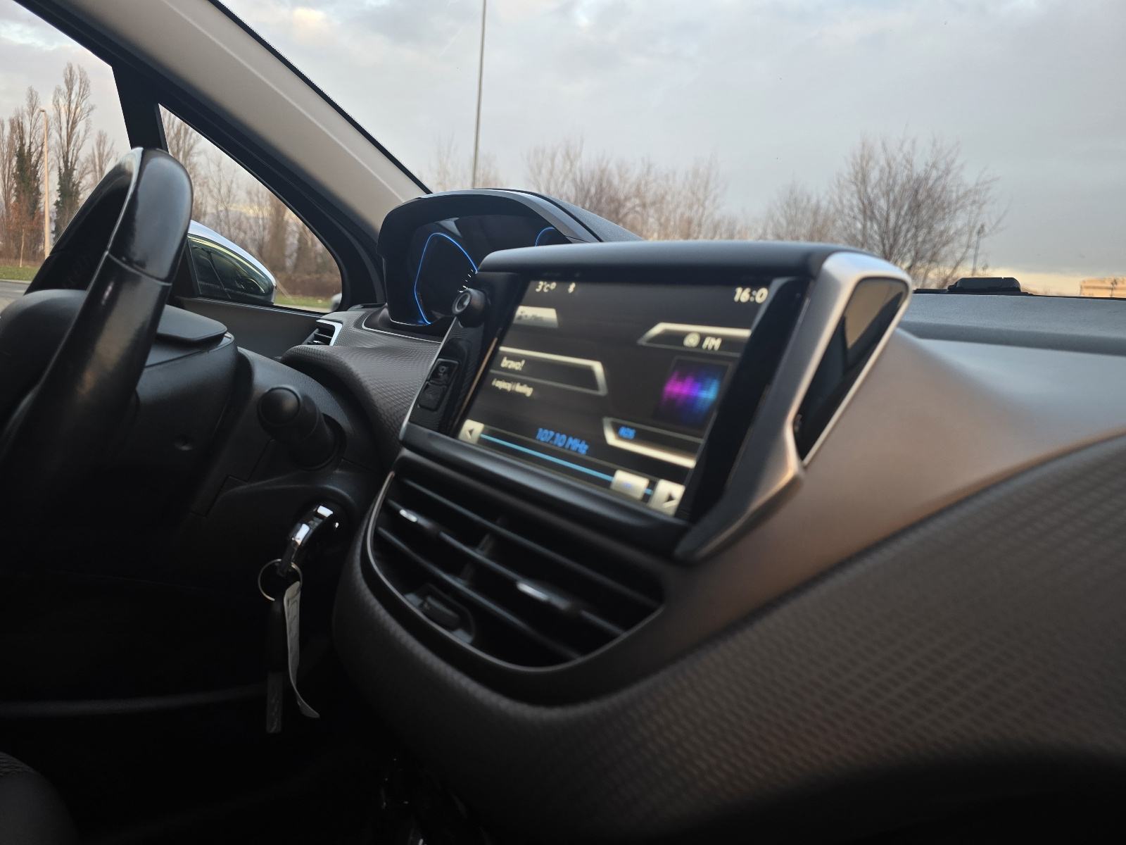 Peugeot 2008 1,6 e-HDi / ALLURE / MULTIMEDIJA / LED / ALU 16 /, fotografija 17