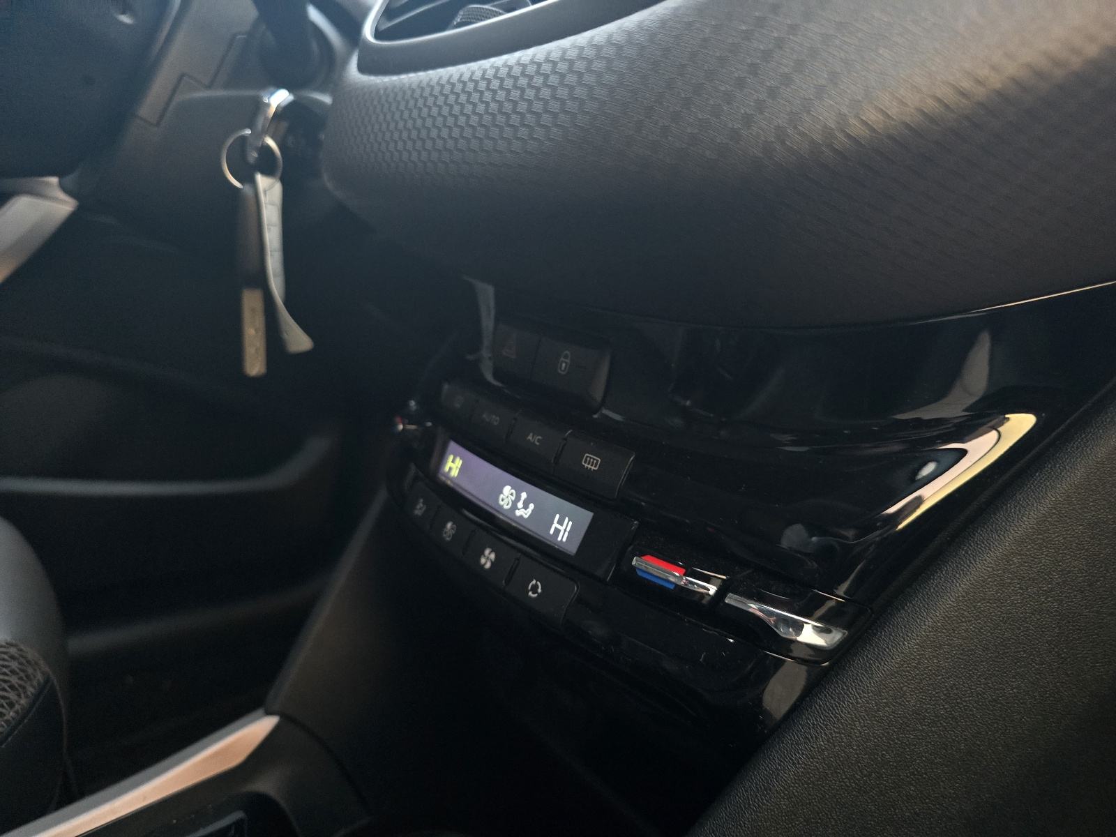 Peugeot 2008 1,6 e-HDi / ALLURE / MULTIMEDIJA / LED / ALU 16 /, fotografija 18