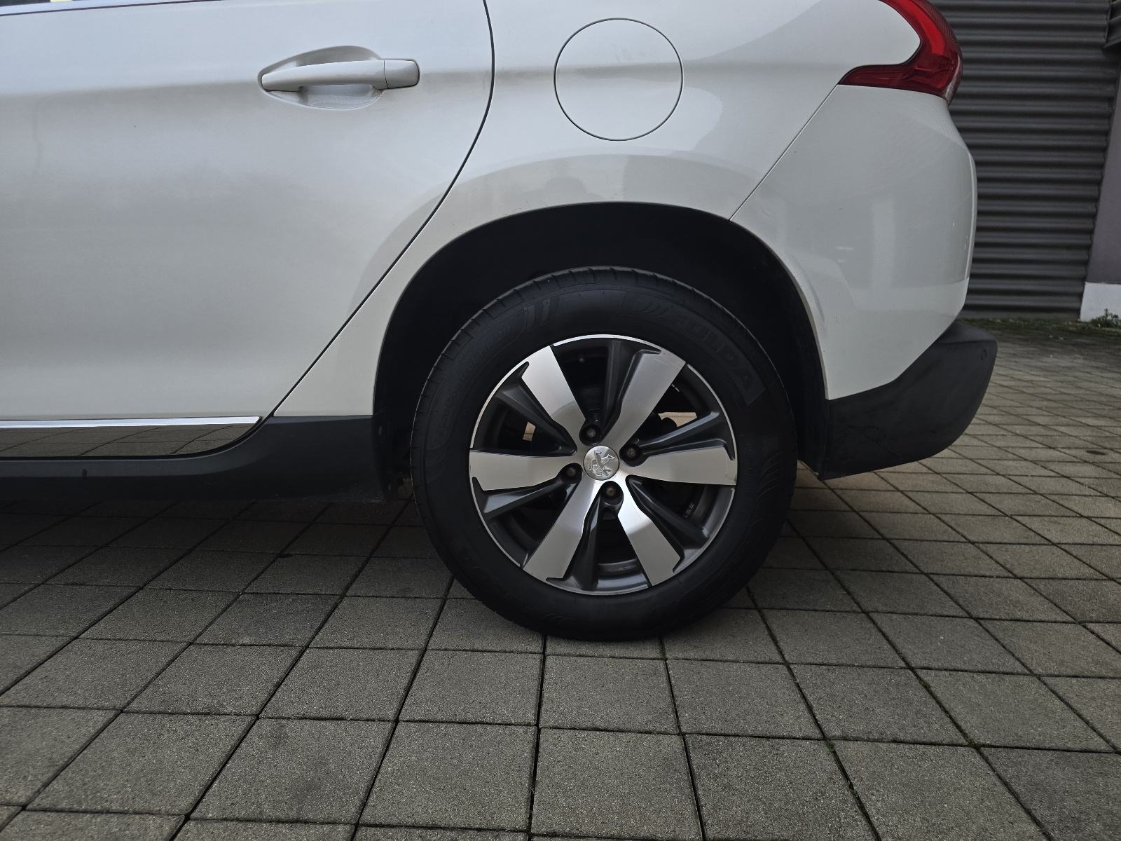 Peugeot 2008 1,6 e-HDi / ALLURE / MULTIMEDIJA / LED / ALU 16 /, fotografija 9