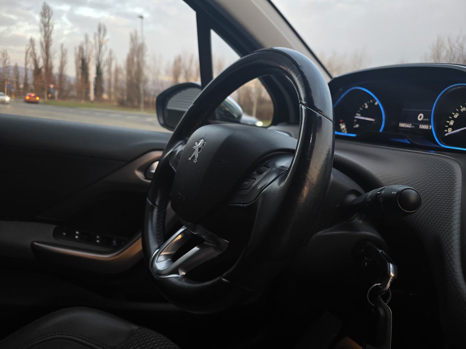 Peugeot 2008 1,6 e-HDi / ALLURE / MULTIMEDIJA / LED / ALU 16 /, fotografija 20