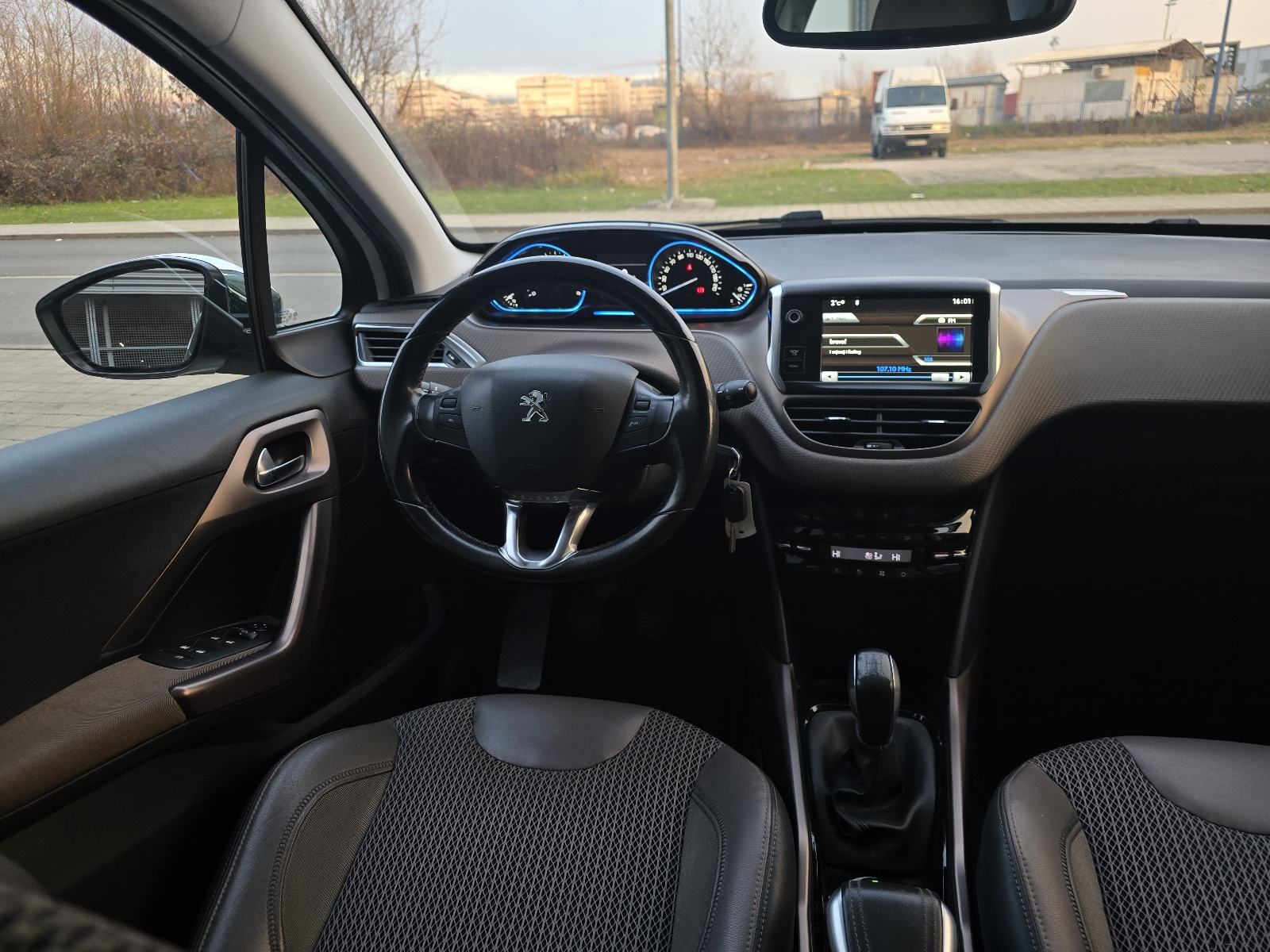 Peugeot 2008 1,6 e-HDi / ALLURE / MULTIMEDIJA / LED / ALU 16 /, fotografija 12