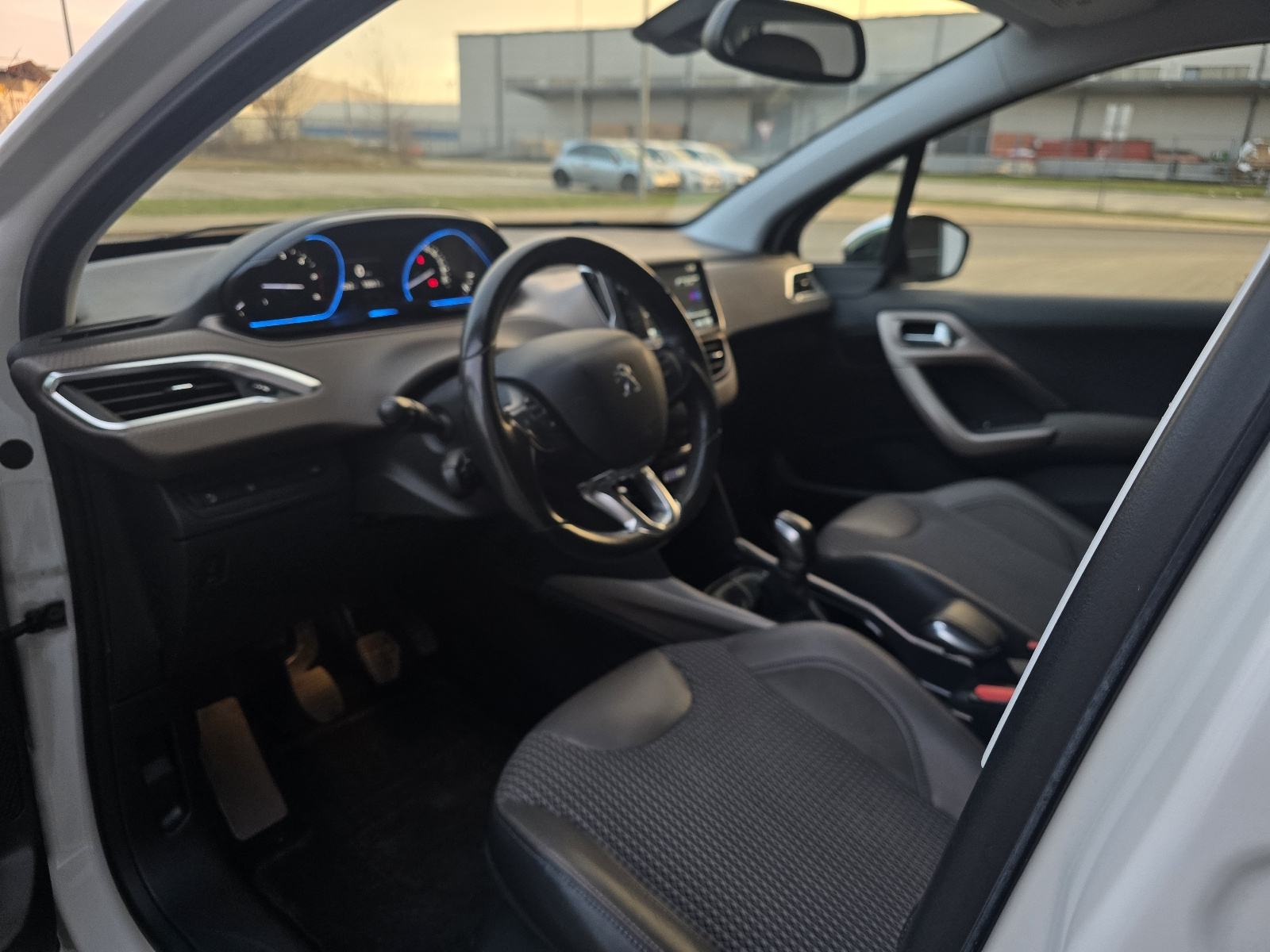Peugeot 2008 1,6 e-HDi / ALLURE / MULTIMEDIJA / LED / ALU 16 /, fotografija 10