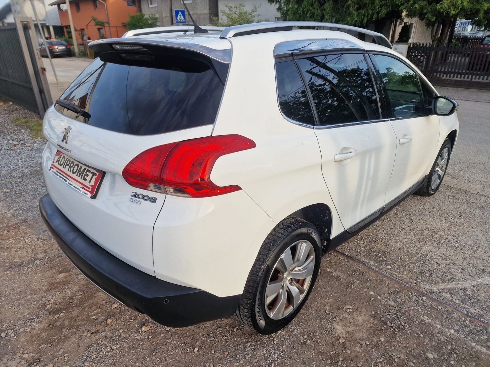 Peugeot 2008 1,6 e-HDi automatik ALLURE / REG 1 GOD !!, fotografija 4
