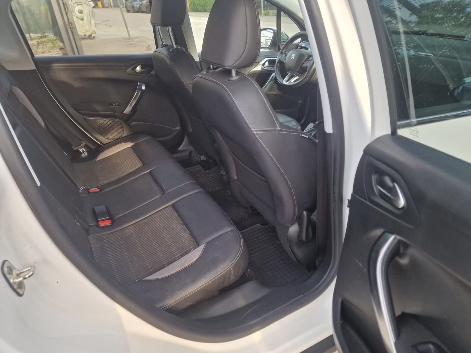 Peugeot 2008 1,6 e-HDi automatik ALLURE / REG 1 GOD !!, fotografija 14