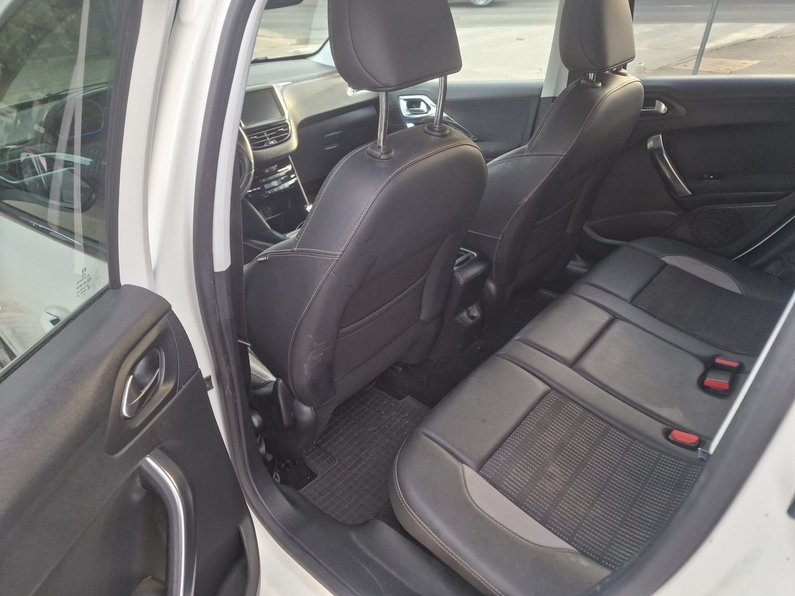 Peugeot 2008 1,6 e-HDi automatik ALLURE / REG 1 GOD !!, fotografija 19
