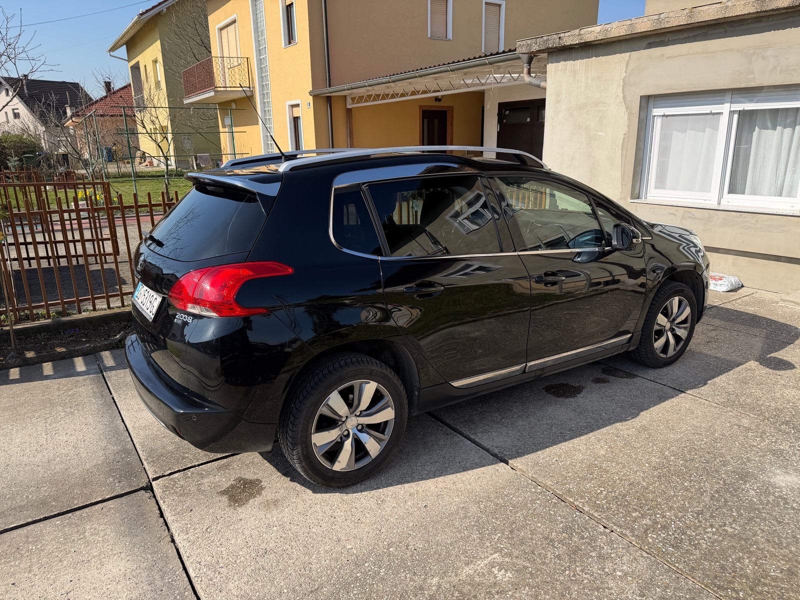 Peugeot 2008 1,6 e-HDi automatik, fotografija 4