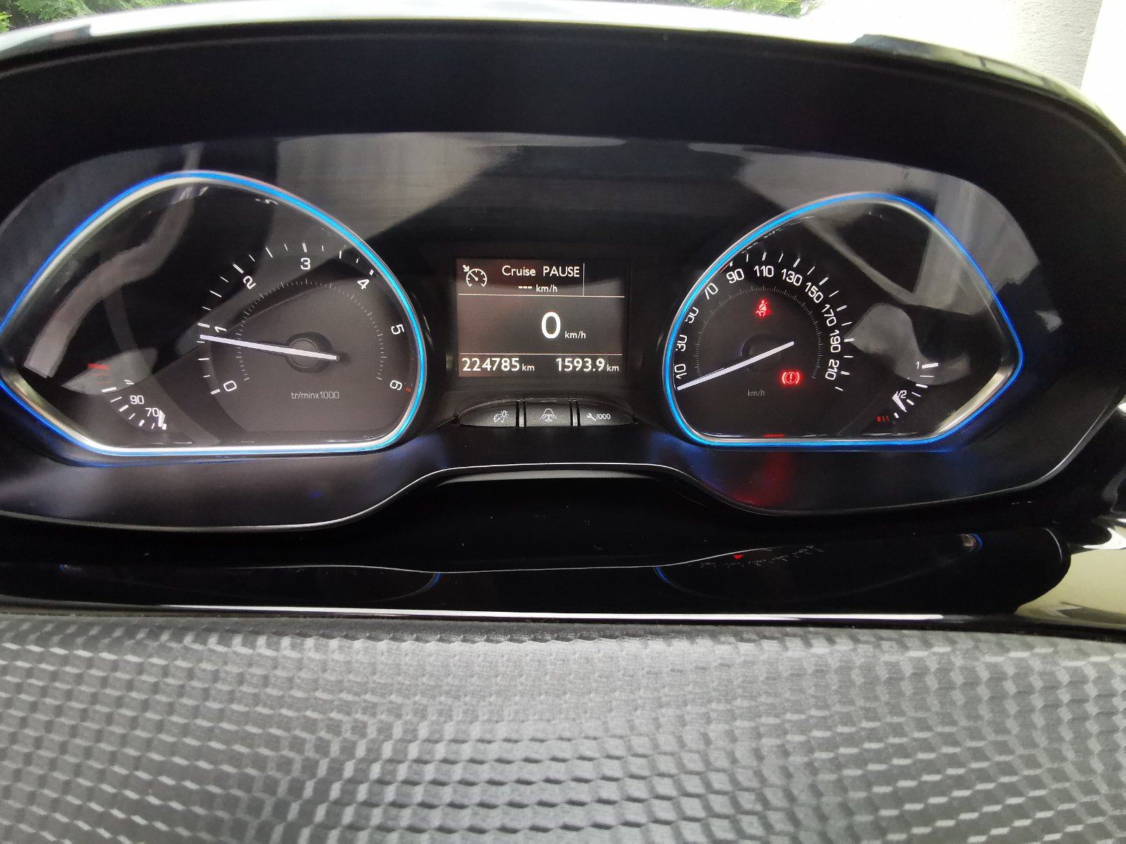 Peugeot 2008 1,6 e-HDi - uredan, redovito servisiran, super stanje!, fotografija 8