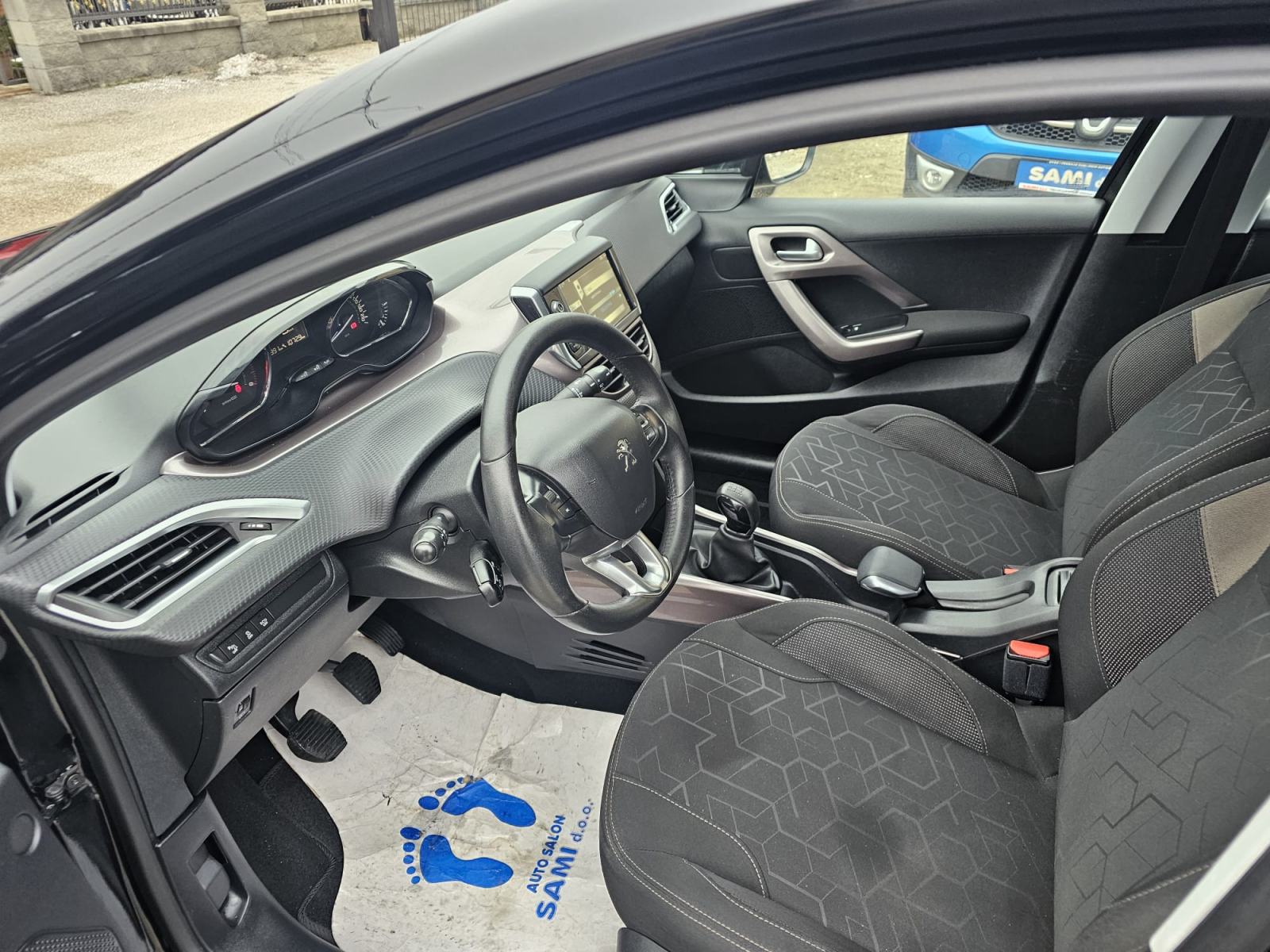 Peugeot 2008 1,6 e-HDiTOP STANJE AKCIJA 5999, fotografija 2