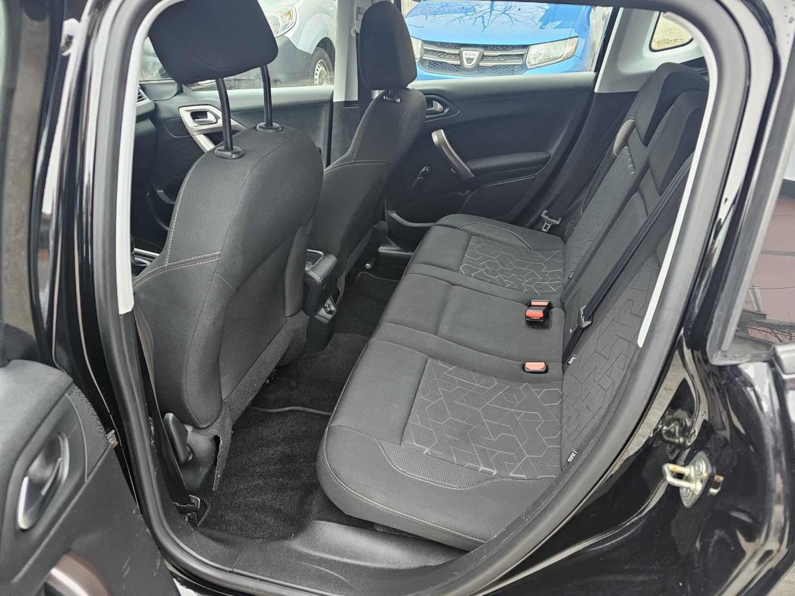 Peugeot 2008 1,6 e-HDiTOP STANJE AKCIJA 5999, fotografija 4