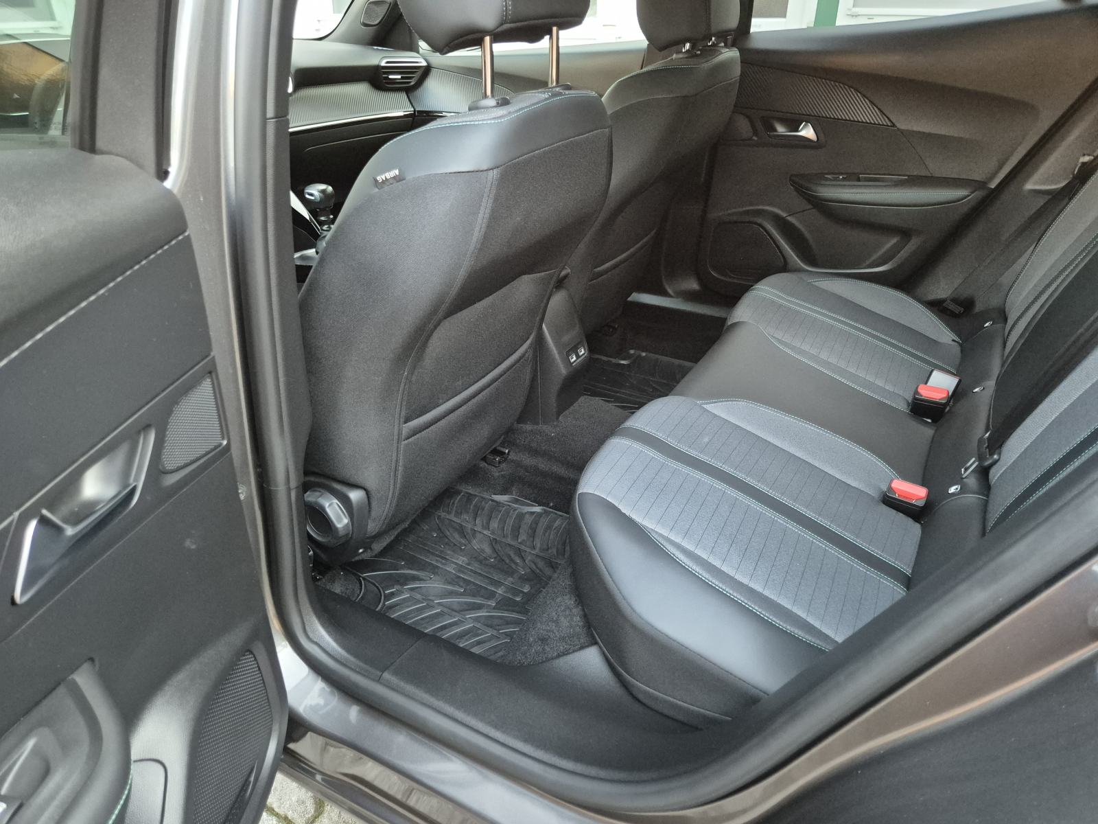 Peugeot 2008 Allure Pack 1,2 PureTech 100, fotografija 11