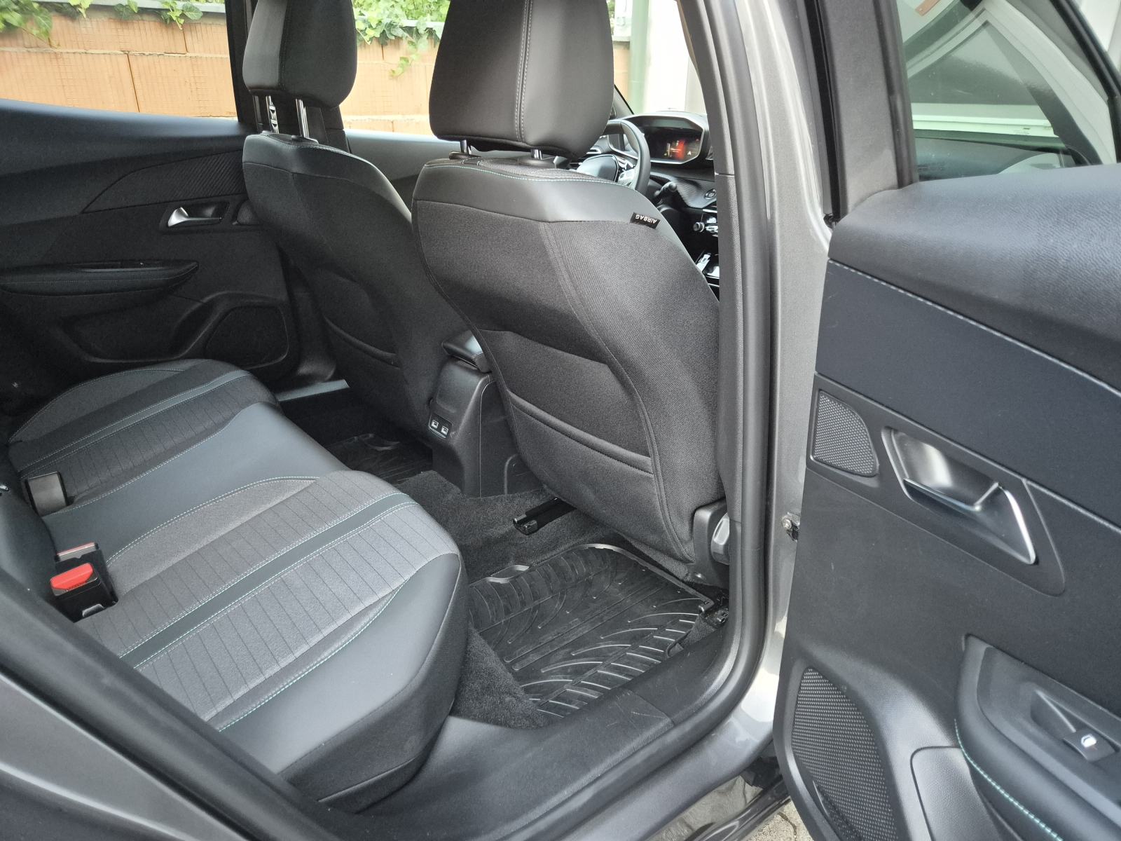 Peugeot 2008 Allure Pack 1,2 PureTech 100, fotografija 8