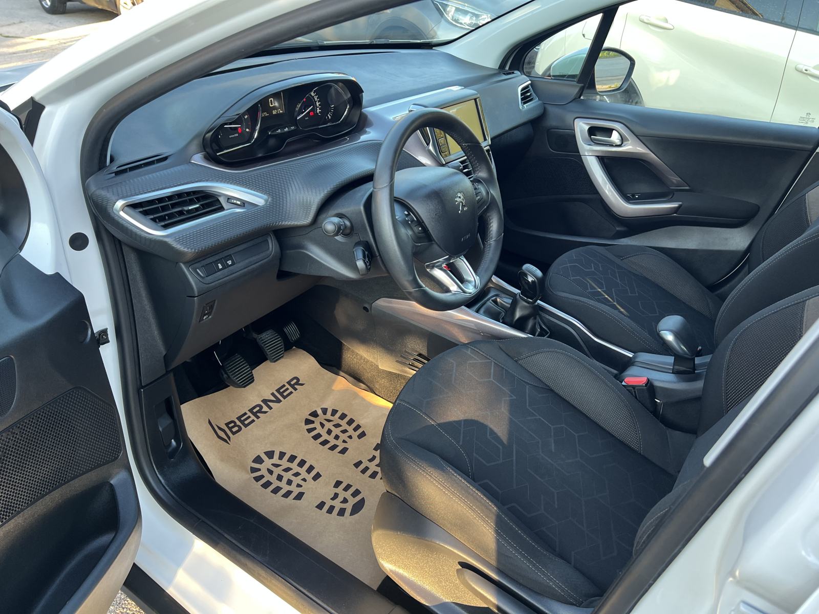 Peugeot 2008 Style 1.6eHDi, 2014.god, samo 79tkm, PERLA, LED, TOP, fotografija 10
