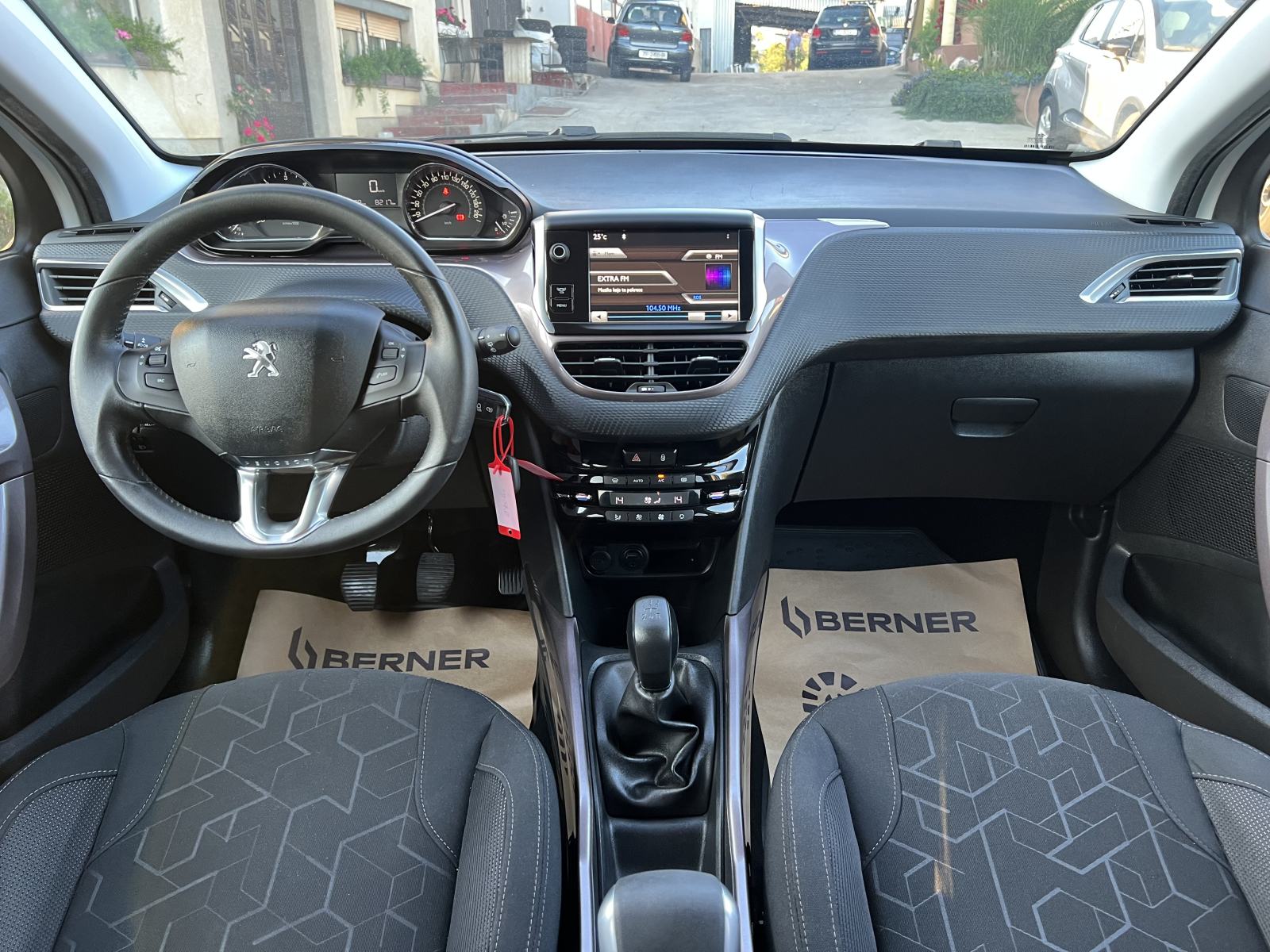 Peugeot 2008 Style 1.6eHDi, 2014.god, samo 79tkm, PERLA, LED, TOP, fotografija 11